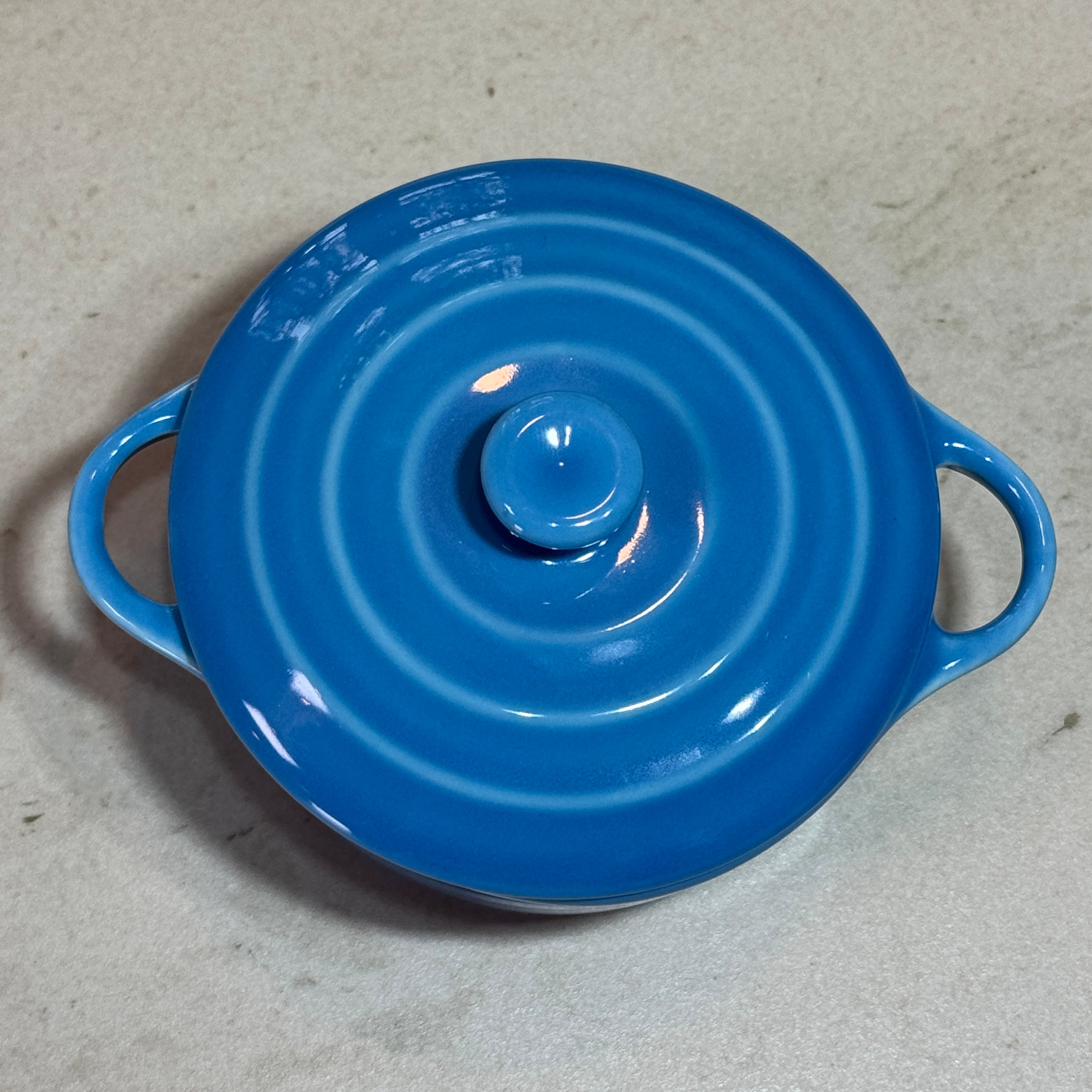 Mini cocotte en céramique émaillée bleu 220 ml avec couvercle, compatible four, micro-ondes et lave-vaisselle.