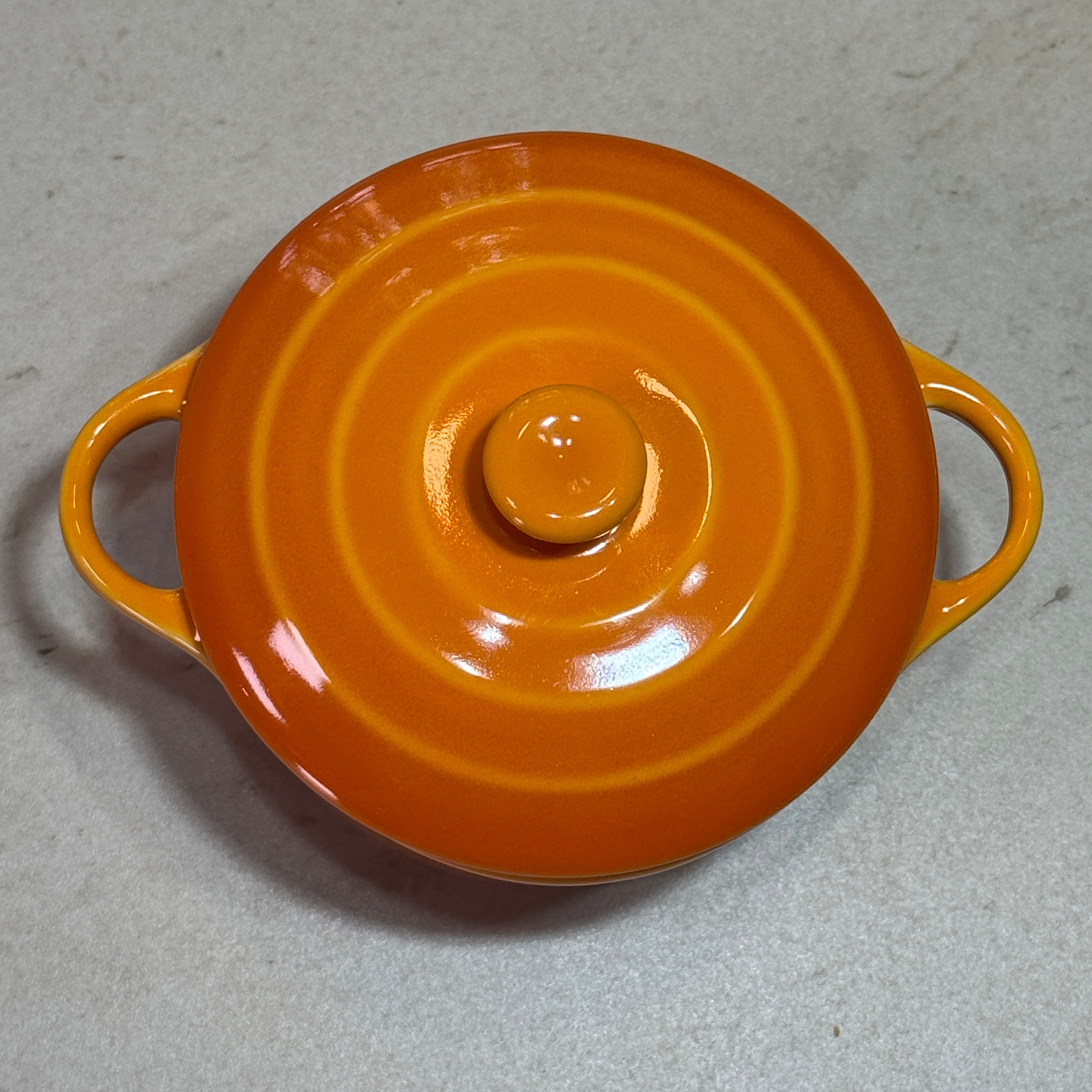 Mini cocotte en céramique émaillée jaune 220 ml avec couvercle, compatible four, micro-ondes et lave-vaisselle.