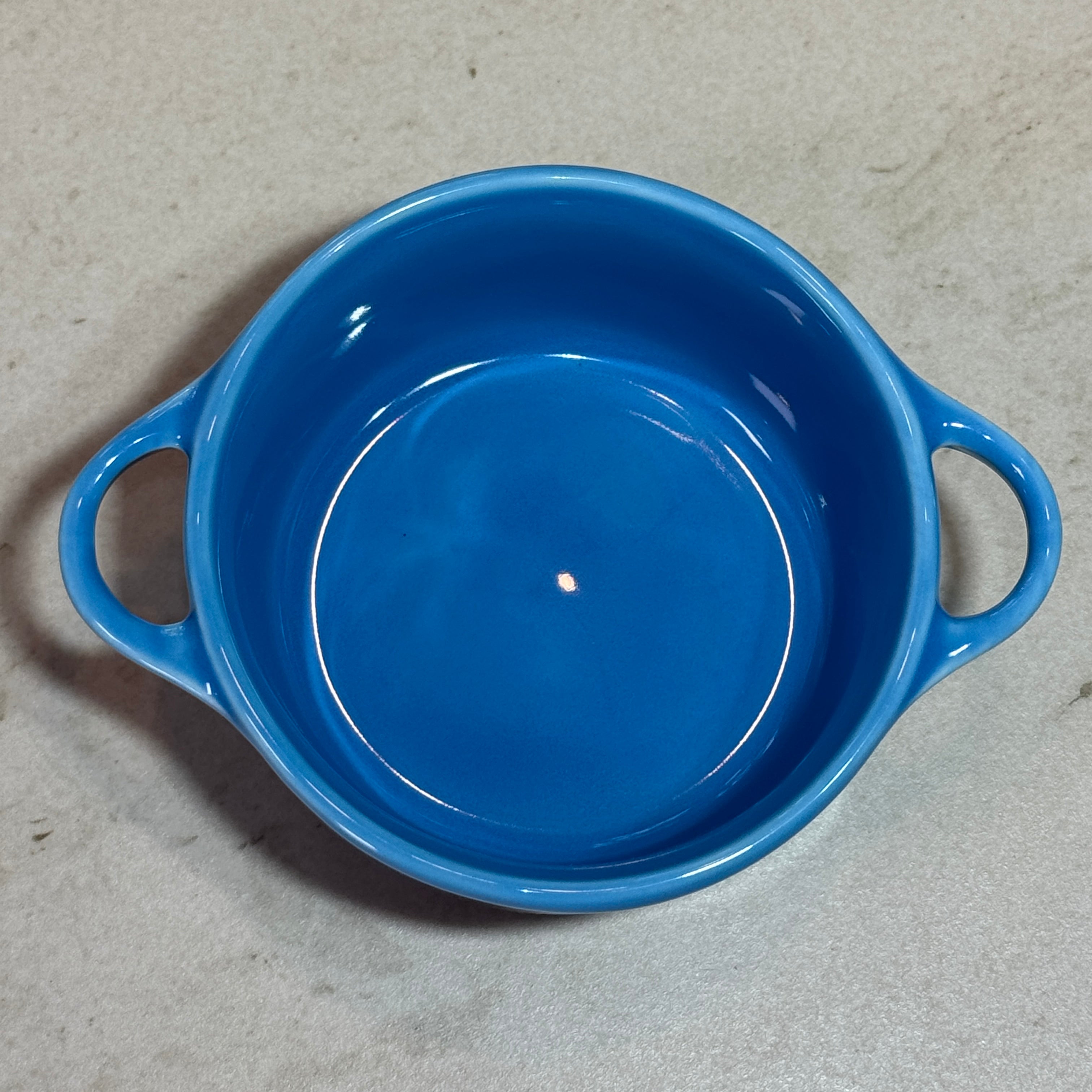Intérieur de la mini cocotte en céramique émaillée 220 ml bleu avec poignées, idéale pour les plats individuels.