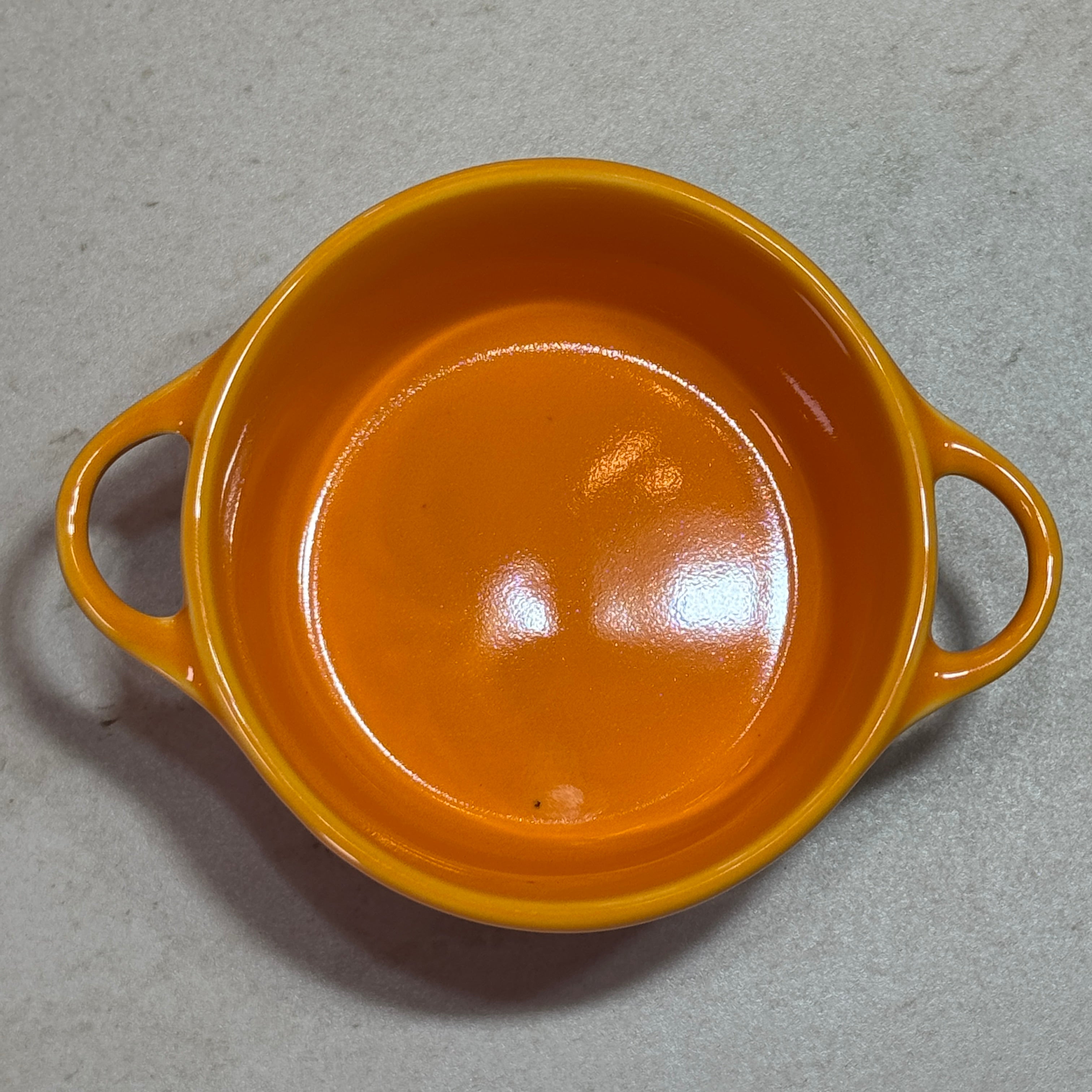 Intérieur de la mini cocotte en céramique émaillée 220 ml jaune avec poignées, idéale pour les plats individuels.