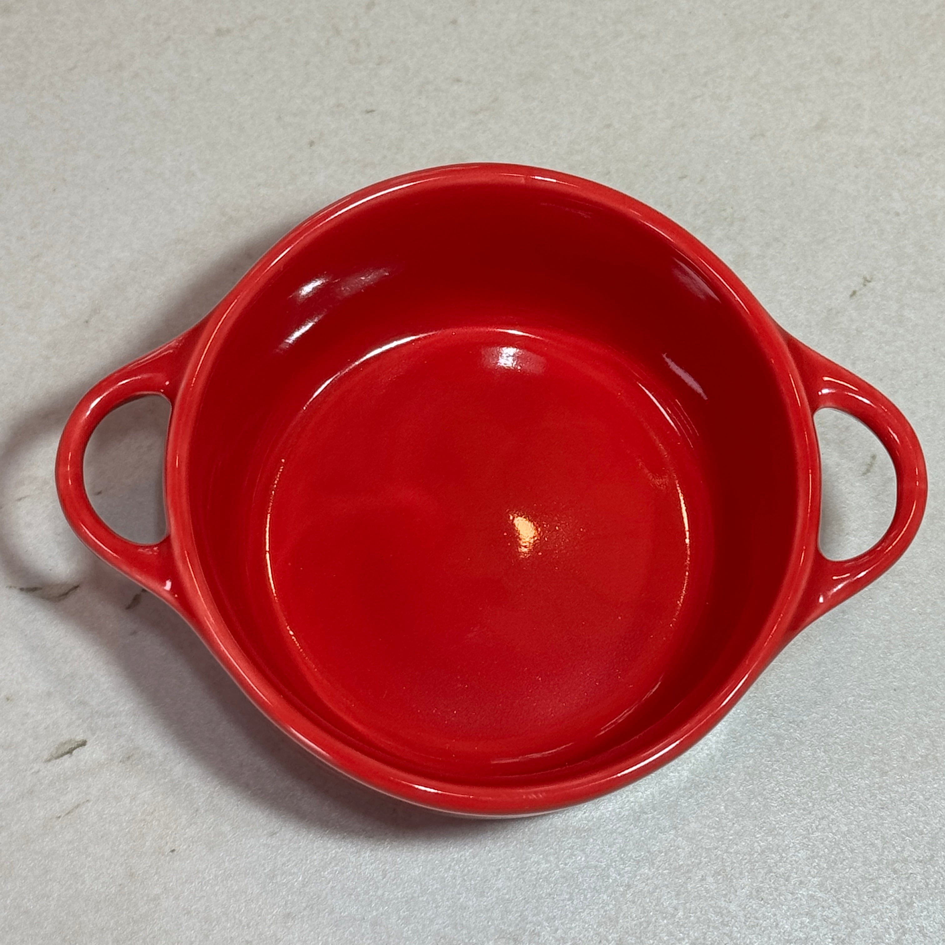 Intérieur de la mini cocotte en céramique émaillée 220 ml rouge avec poignées, idéale pour les plats individuels.