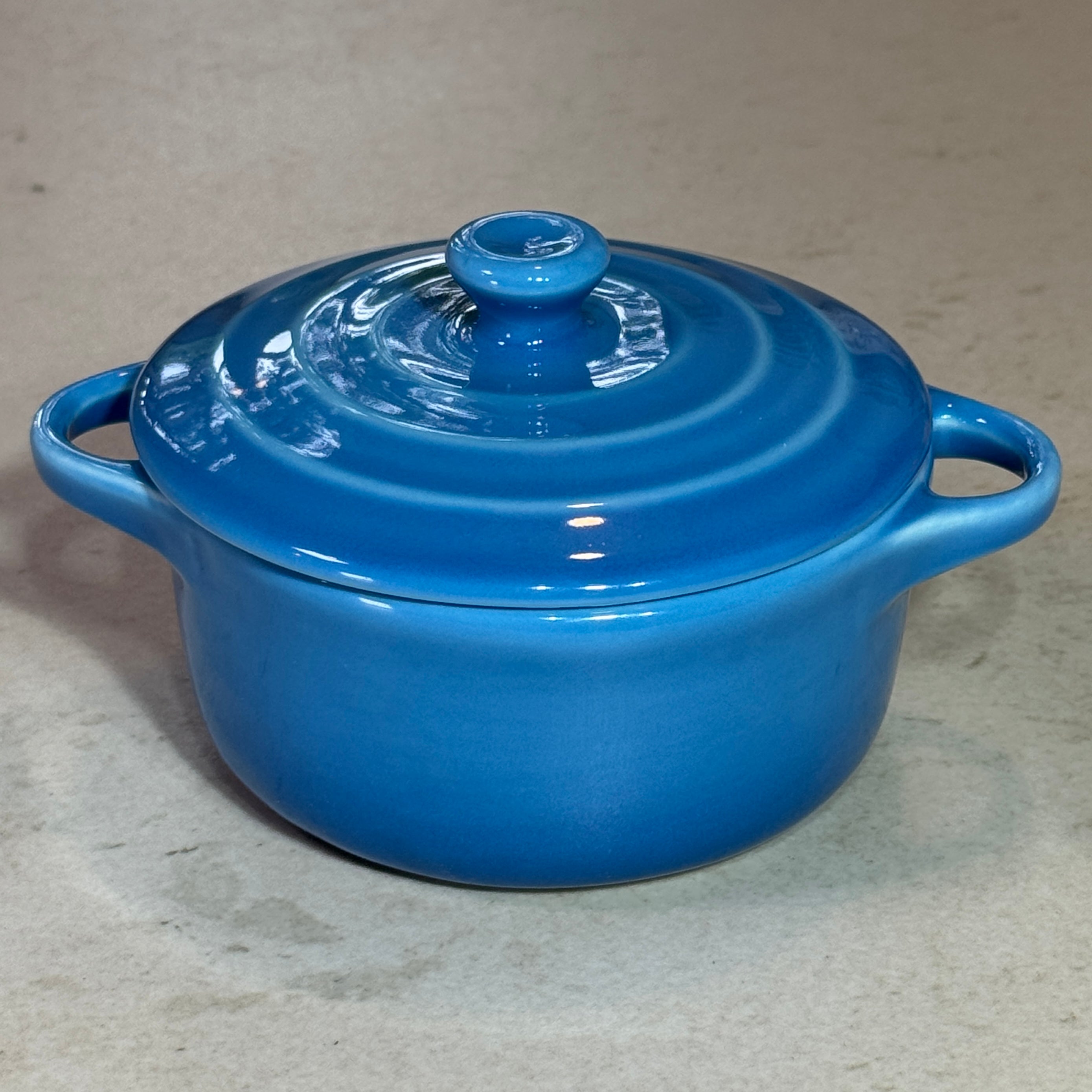Mini cocotte en céramique émaillée bleu au design traditionnel avec trois cercles sur le couvercle.