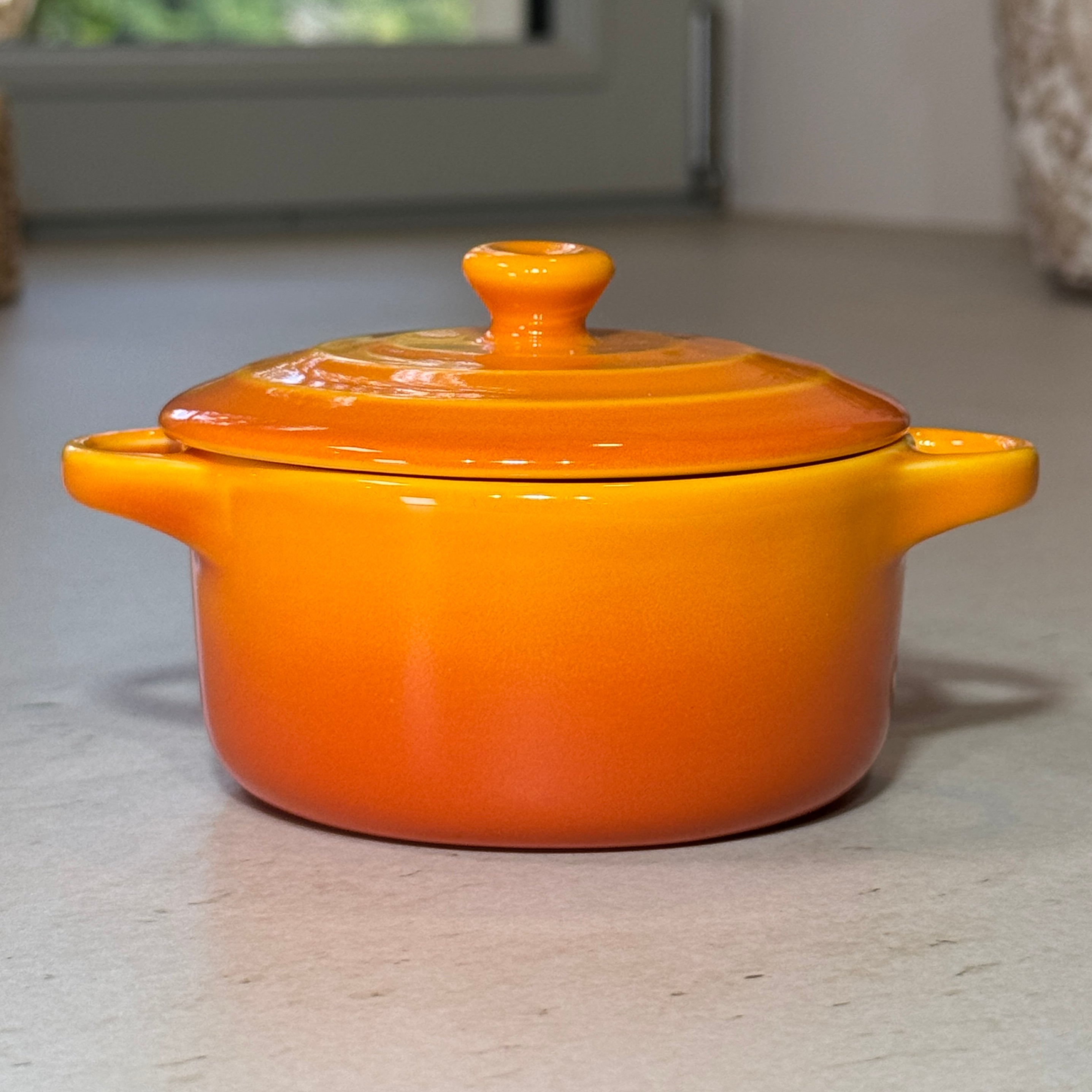 Mini cocotte en céramique émaillée jaune 220 ml présentée sur un plan de travail, idéale pour les œufs cocotte, gratins et desserts.