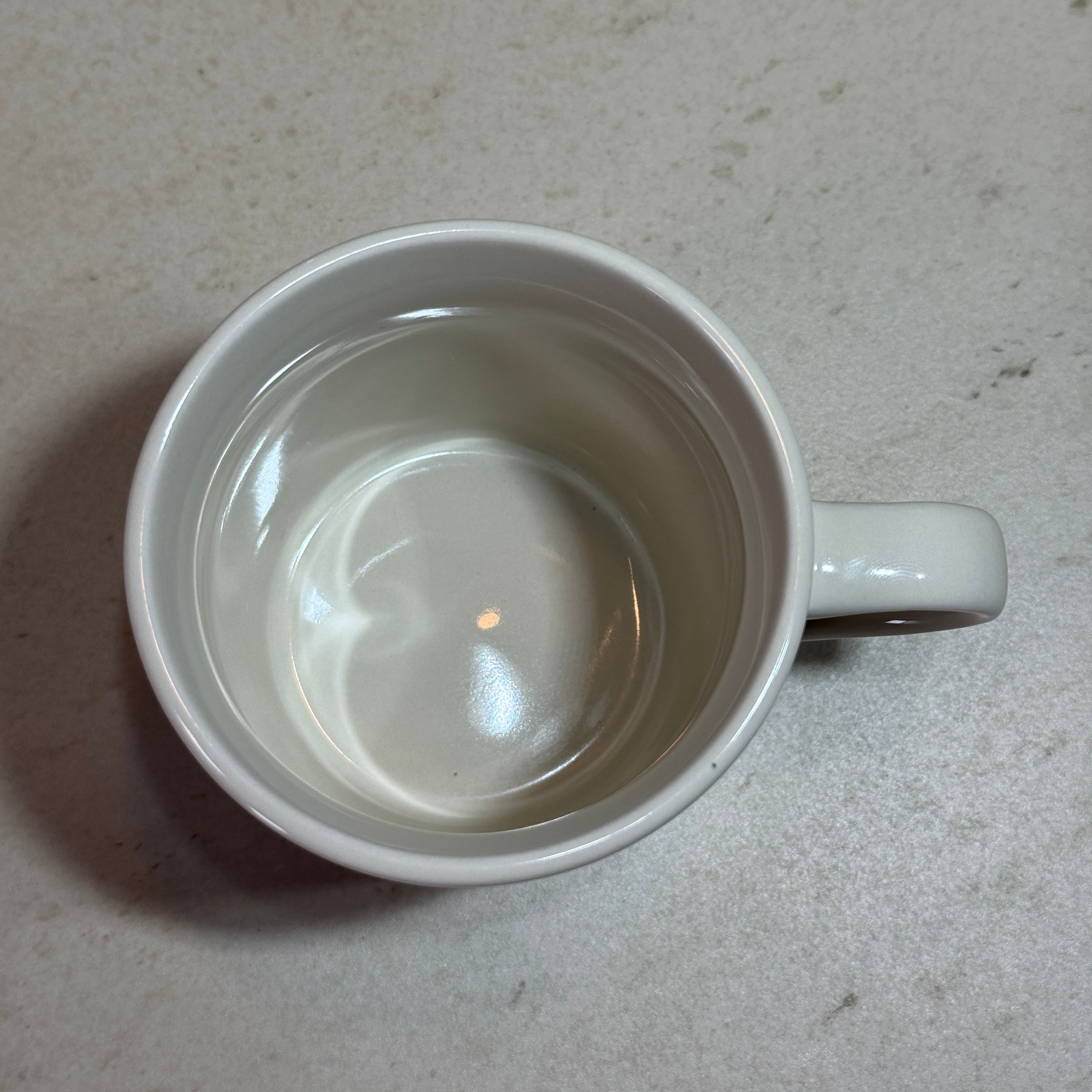 Intérieur du mug en céramique émaillée blanc 350 ml, idéal pour le café, le thé, les infusions et le chocolat chaud.