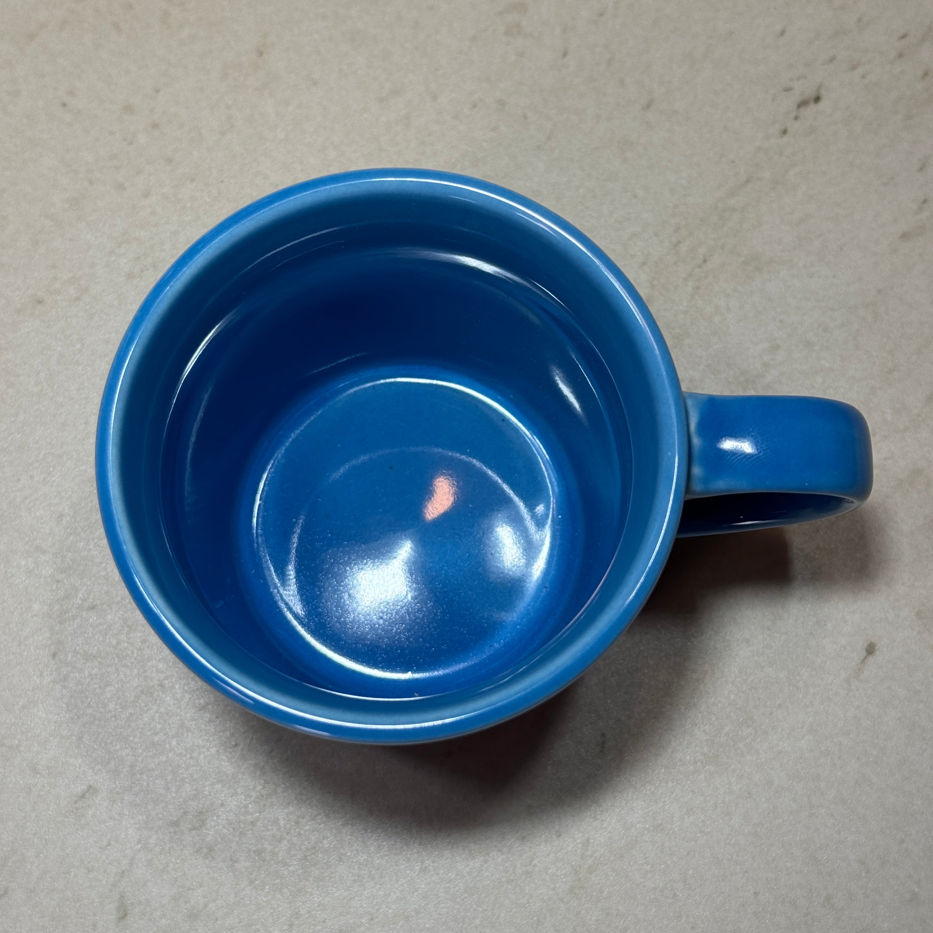 Intérieur du mug en céramique émaillée bleu 350 ml, idéal pour le café, le thé, les infusions et le chocolat chaud.