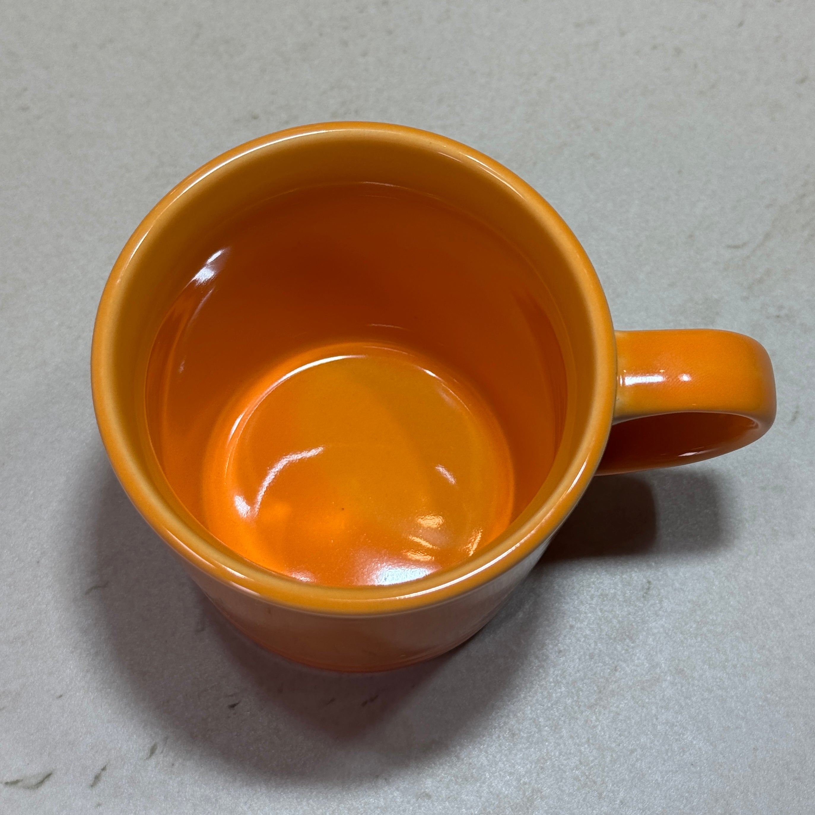 Intérieur du mug en céramique émaillée jaune 350 ml, idéal pour le café, le thé, les infusions et le chocolat chaud.