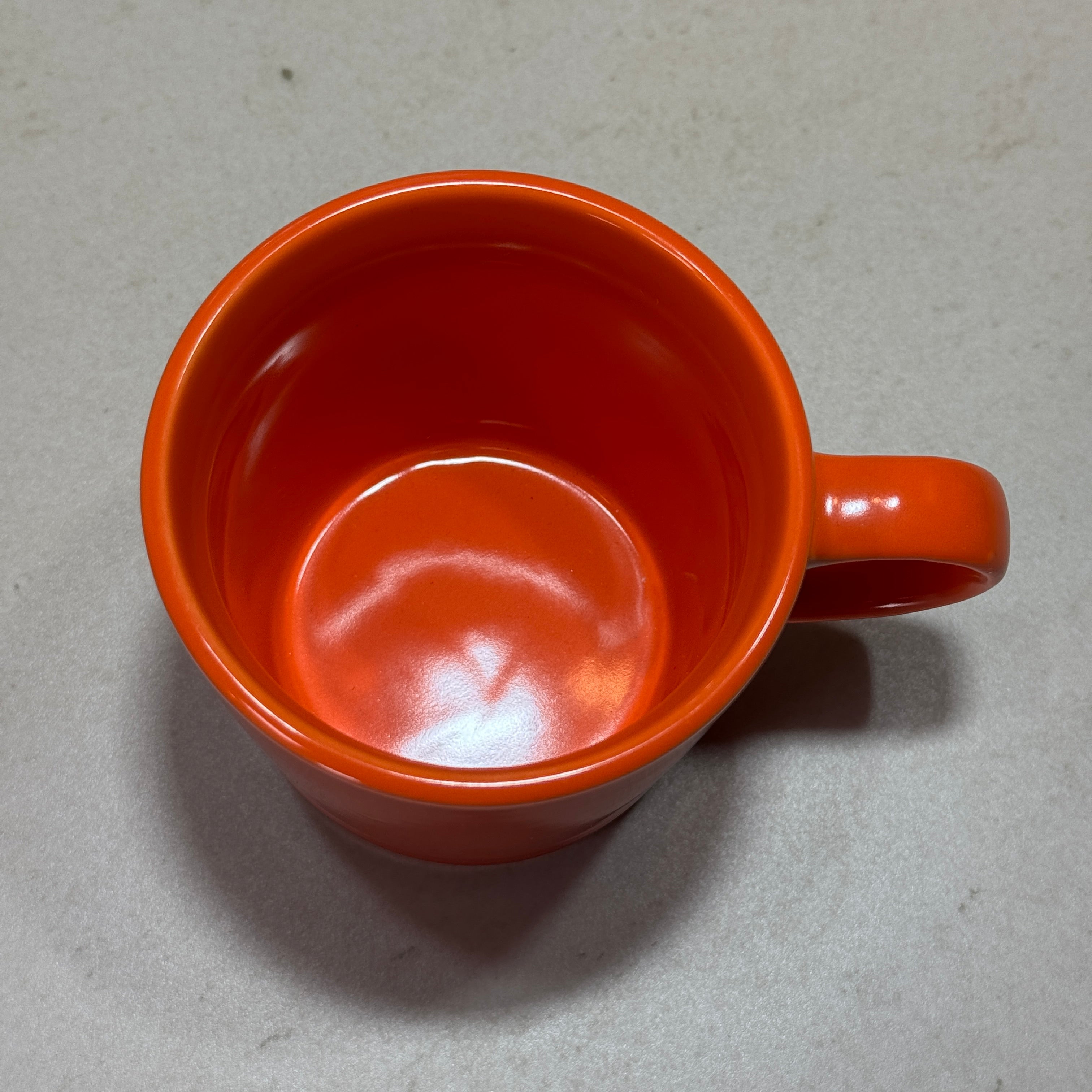 Intérieur du mug en céramique émaillée orange 350 ml, idéal pour le café, le thé, les infusions et le chocolat chaud.