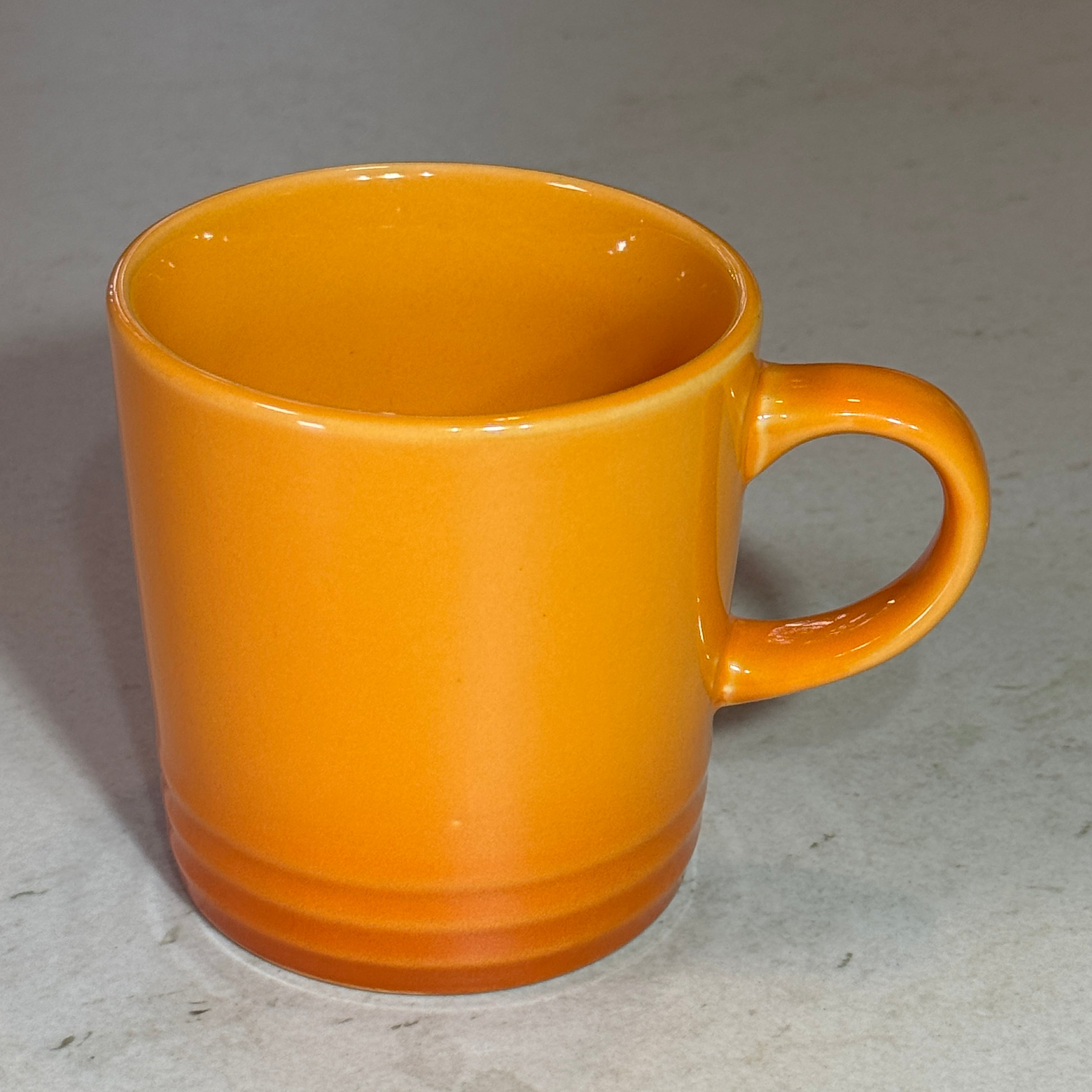 Mug en céramique émaillée jaune 350 ml avec anse ergonomique, compatible micro-ondes, four et lave-vaisselle.