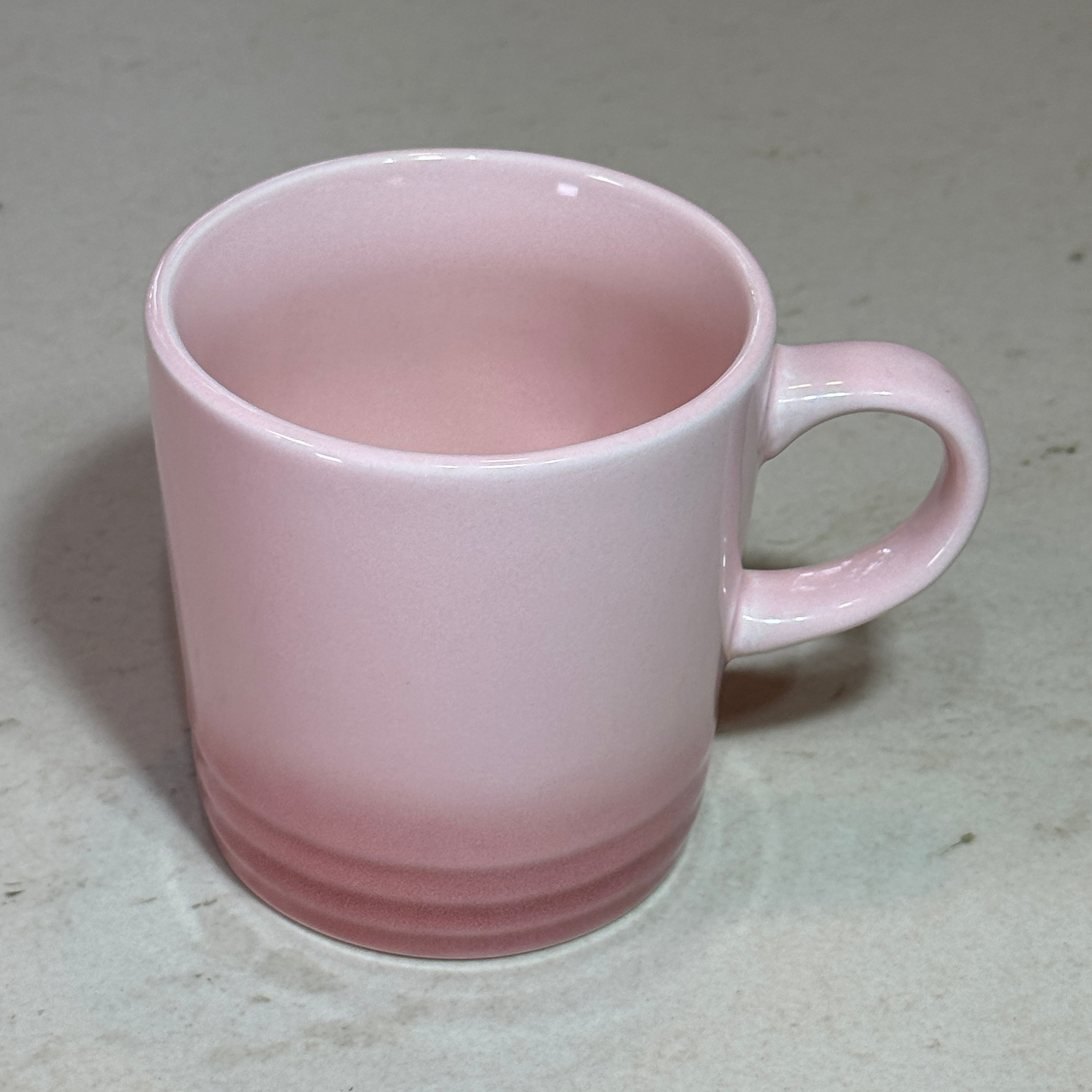 Mug en céramique émaillée rose 350 ml avec anse ergonomique, compatible micro-ondes, four et lave-vaisselle.