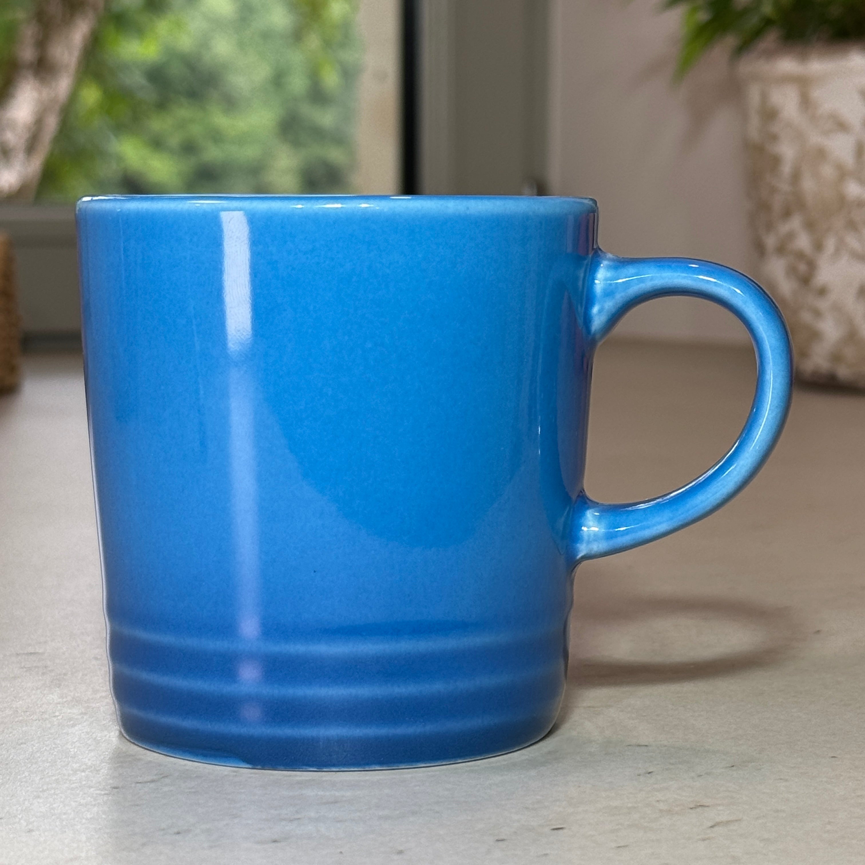 Mug en céramique émaillée bleu 350 ml au design intemporel avec trois cercles en relief à la base.
