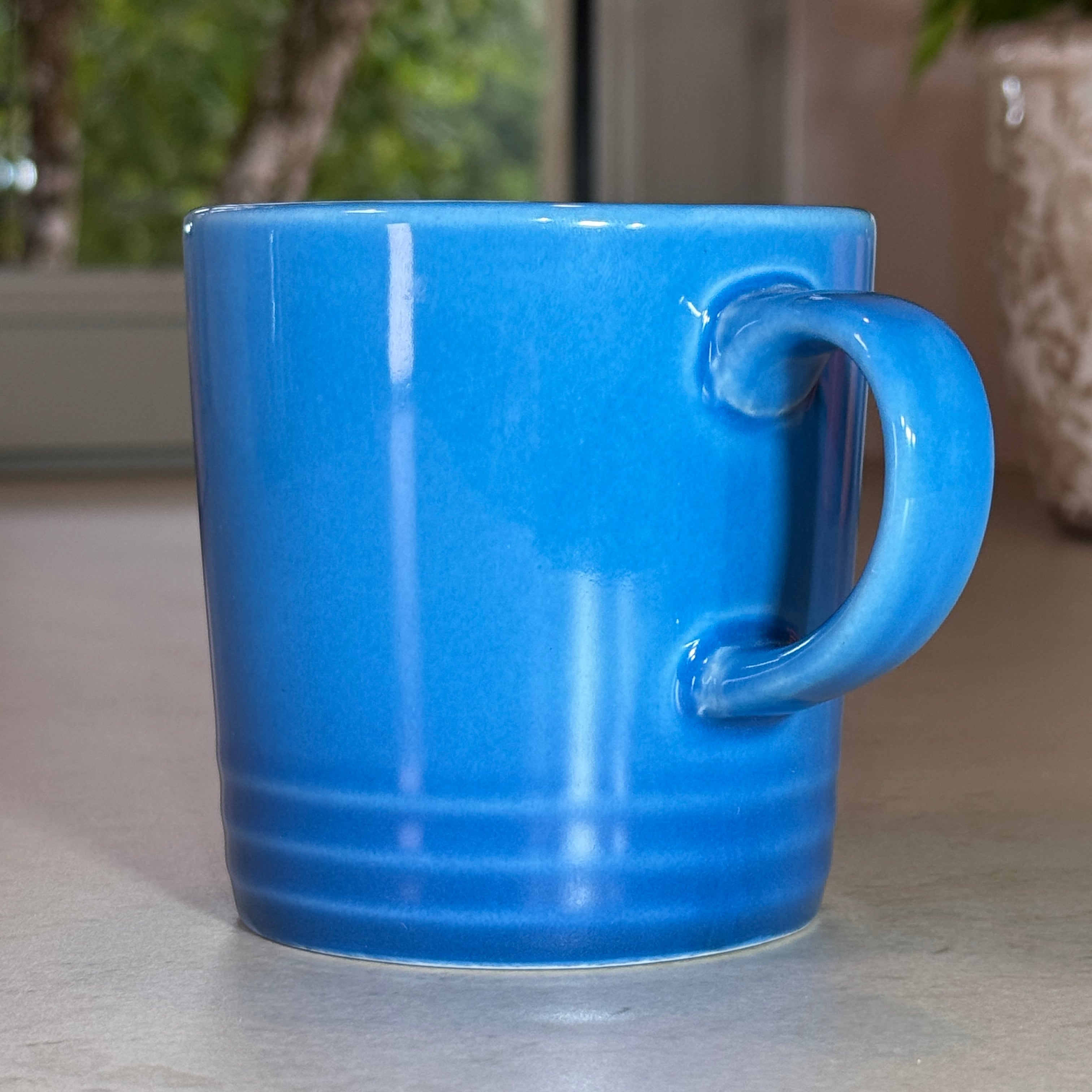 Vue de profil du mug en céramique émaillée bleu 350 ml avec finition brillante et anse confortable.