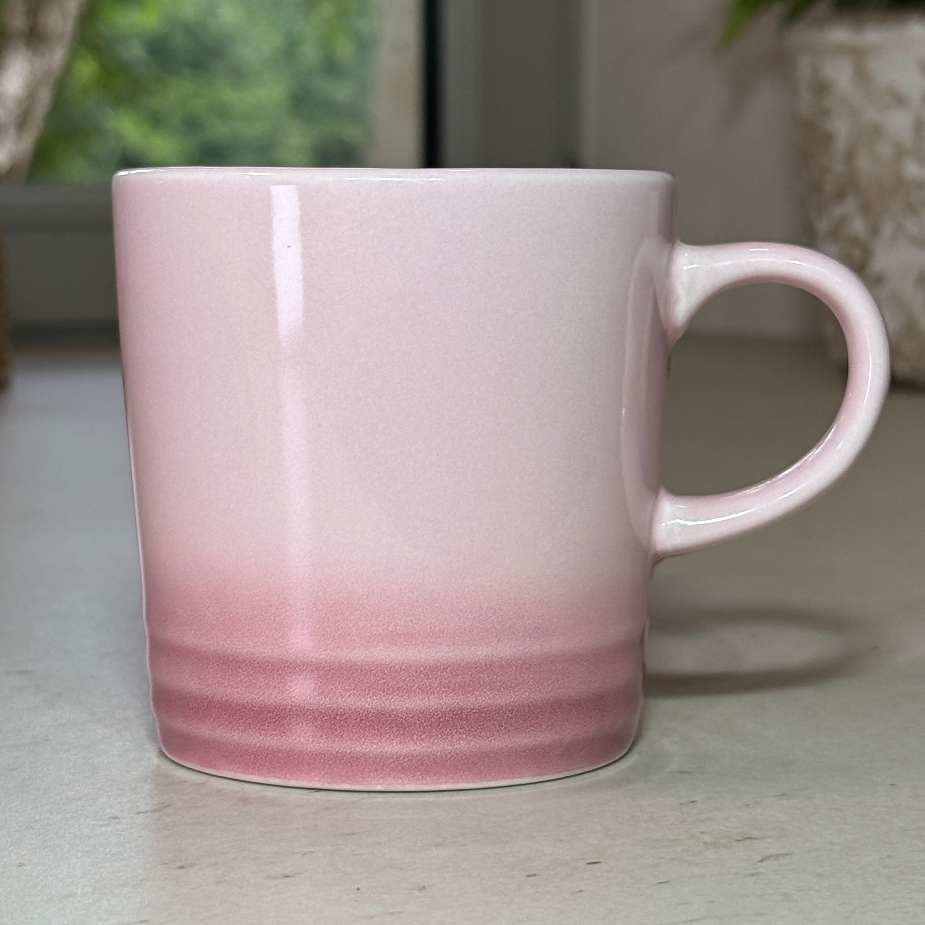 Mug en céramique émaillée rose 350 ml au design intemporel avec trois cercles en relief à la base.