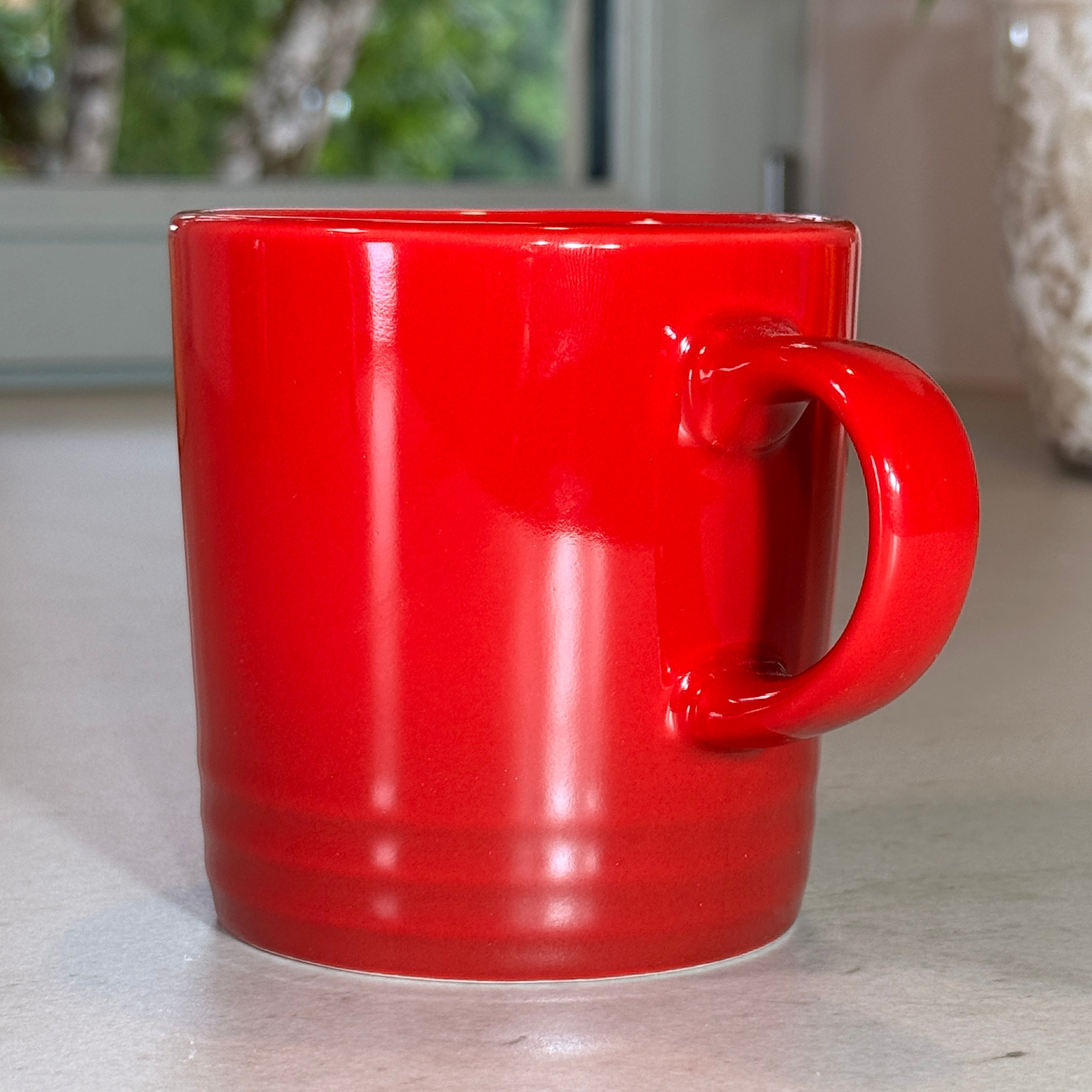 Vue de profil du mug en céramique émaillée rouge 350 ml avec finition brillante et anse confortable.