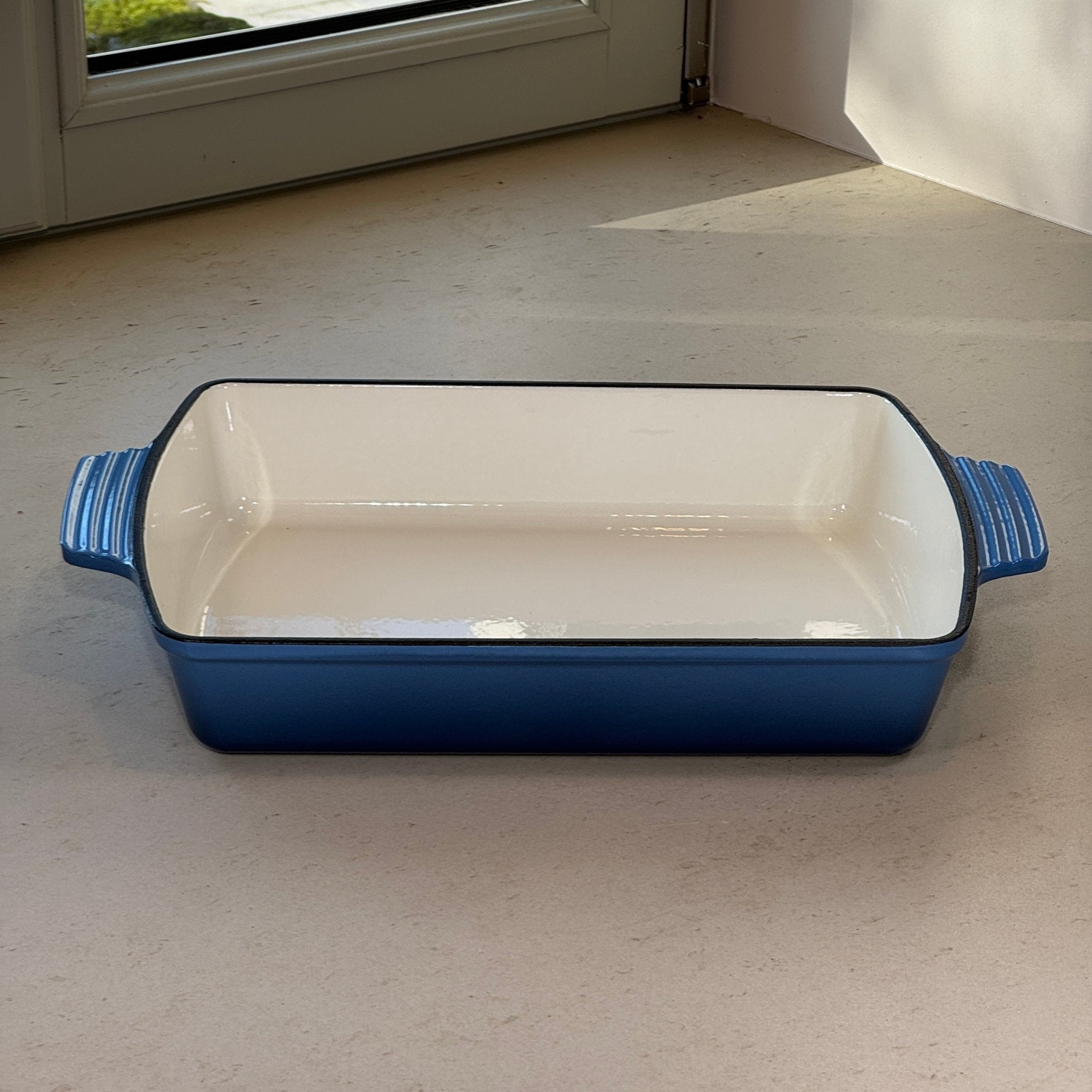 Plat à rôtir en fonte émaillée bleu perle assurant une cuisson homogène au four pour rôtis, volailles et légumes rôtis