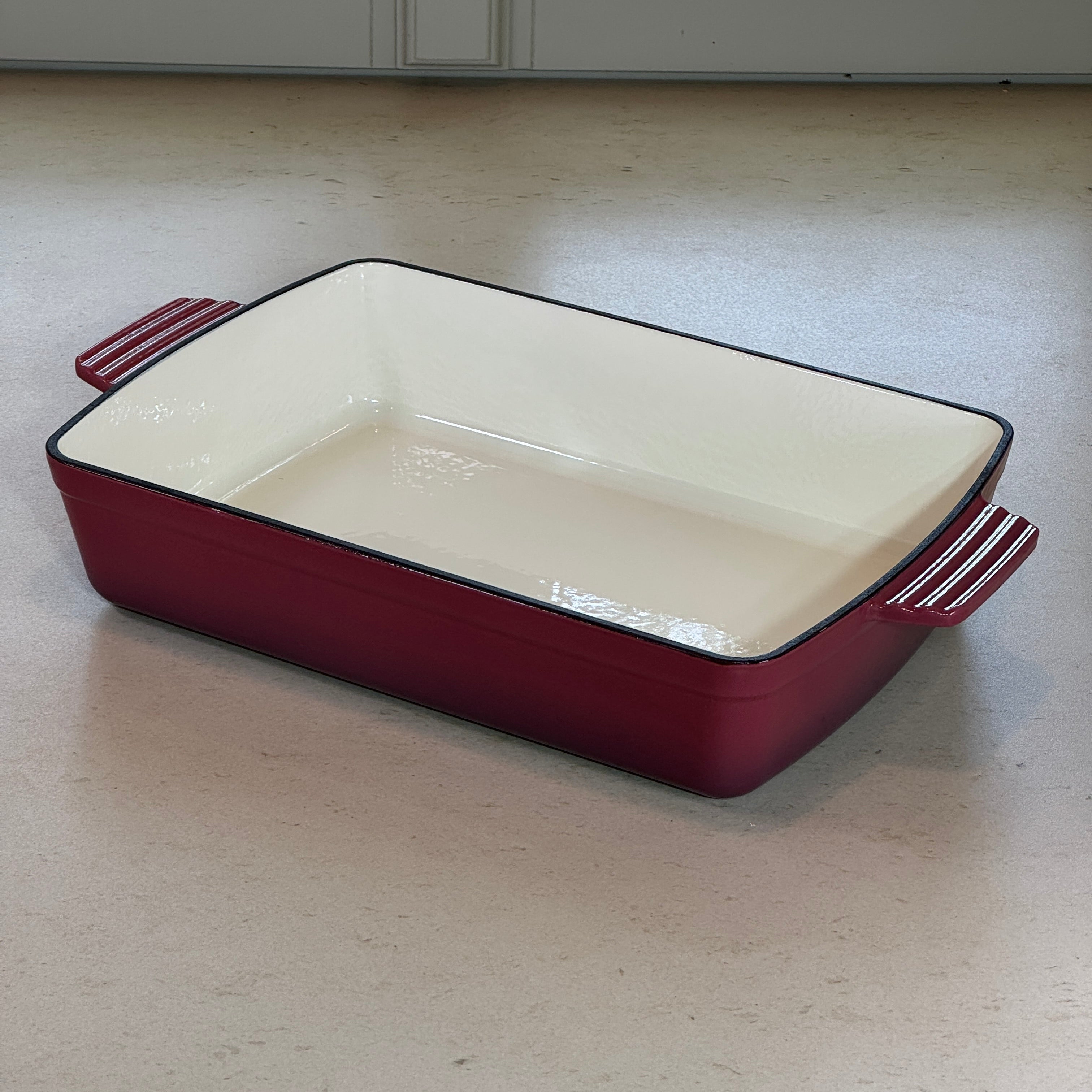 Plat à rôtir en fonte émaillée figue assurant une cuisson homogène au four pour rôtis, volailles et légumes rôtis