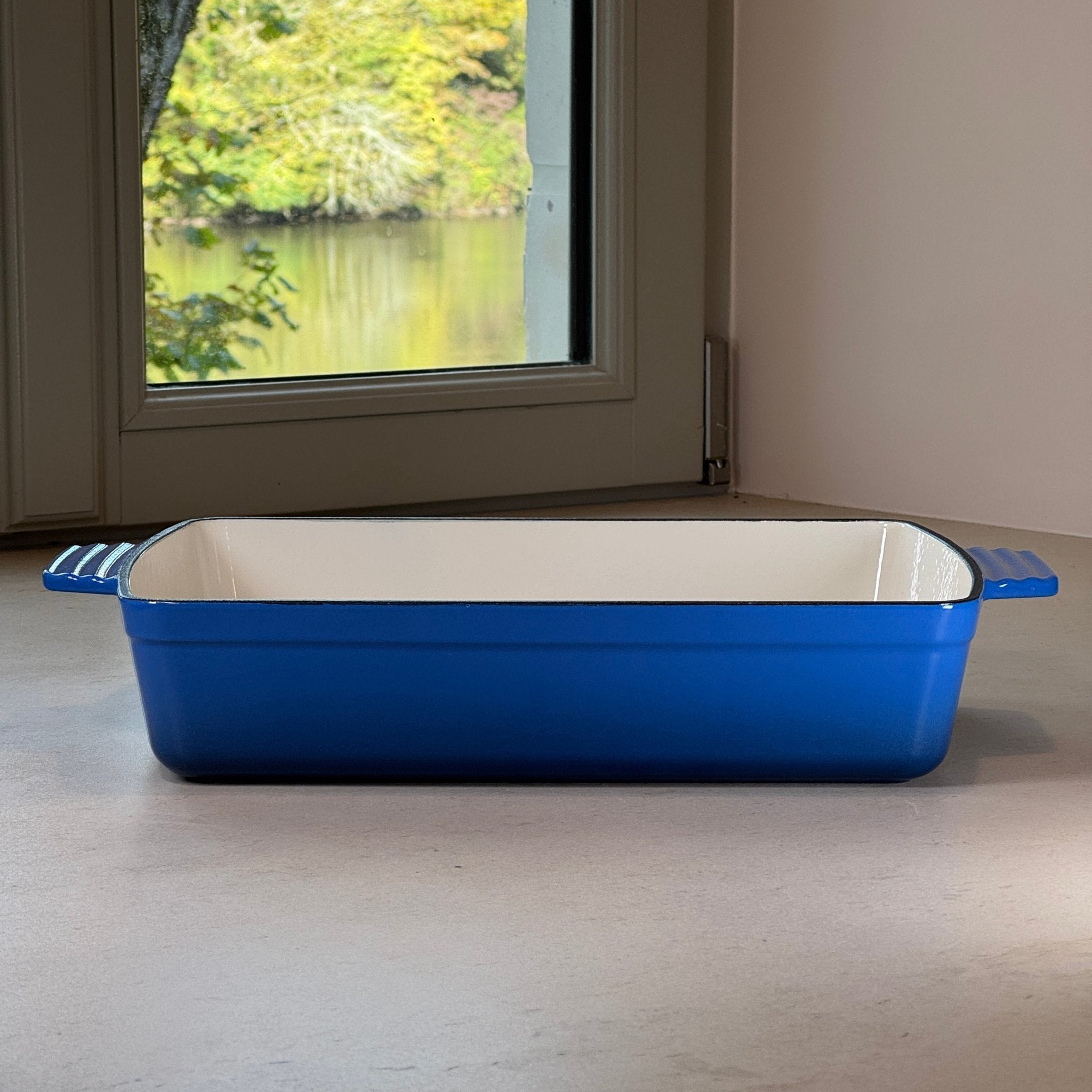 Plat à rôtir en fonte émaillée bleu myrtille assurant une cuisson homogène au four pour rôtis, volailles et légumes rôtis