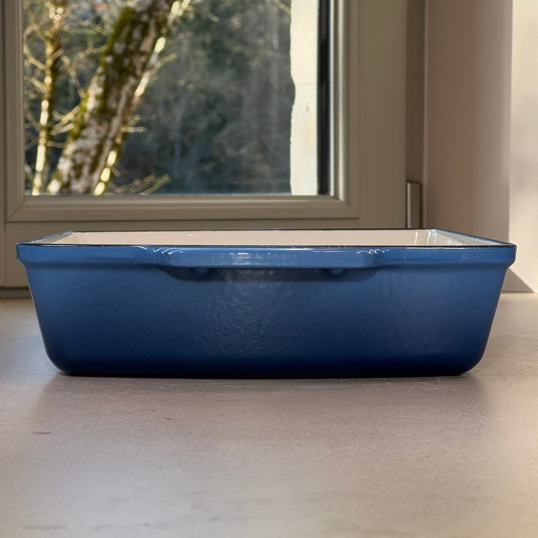 Plat à rôtir en fonte émaillée bleu perle parfait pour hachis parmentier, gratin dauphinois et plats mijotés au four