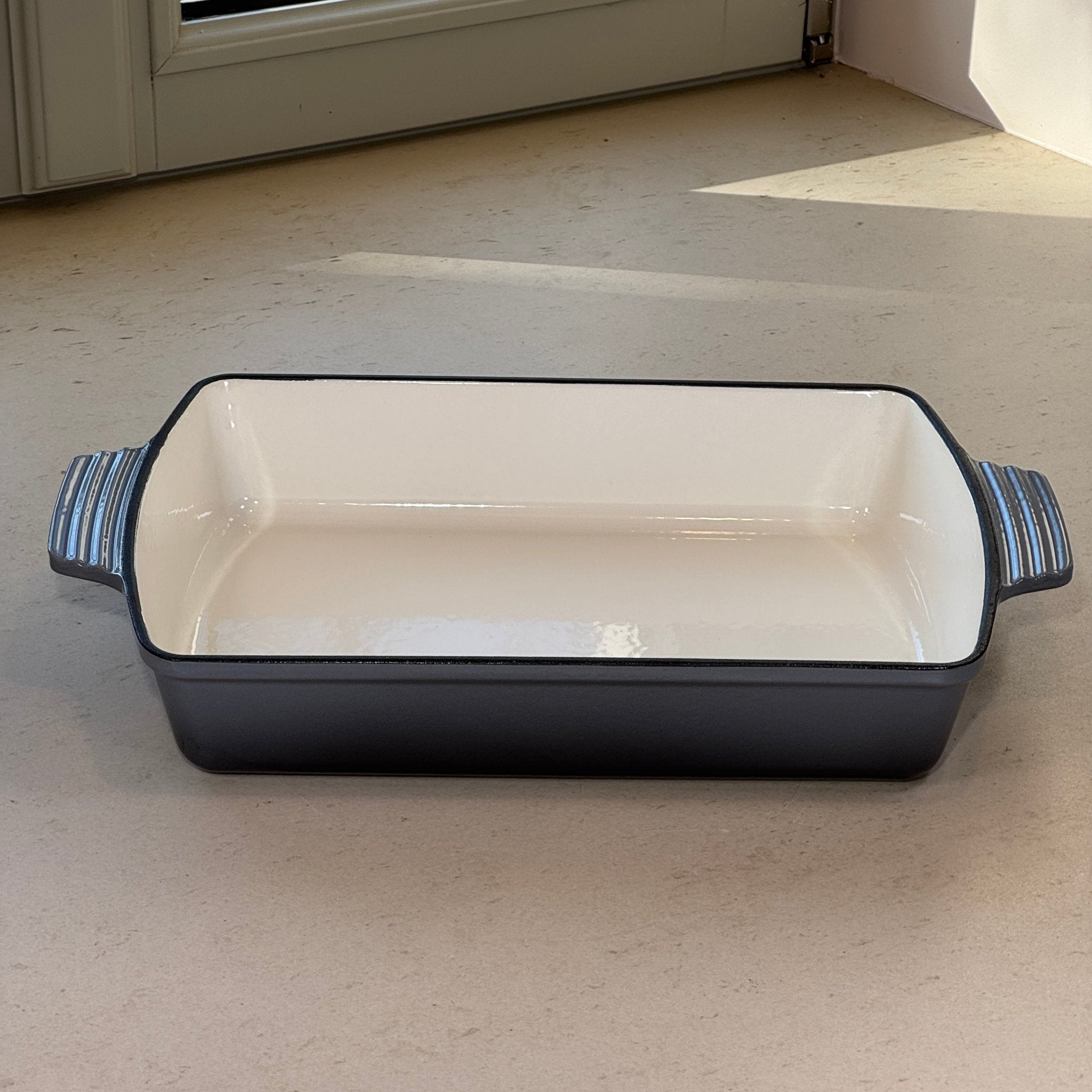 Plat à rôtir en fonte émaillée gris anthracite assurant une cuisson homogène au four pour rôtis, volailles et légumes rôtis