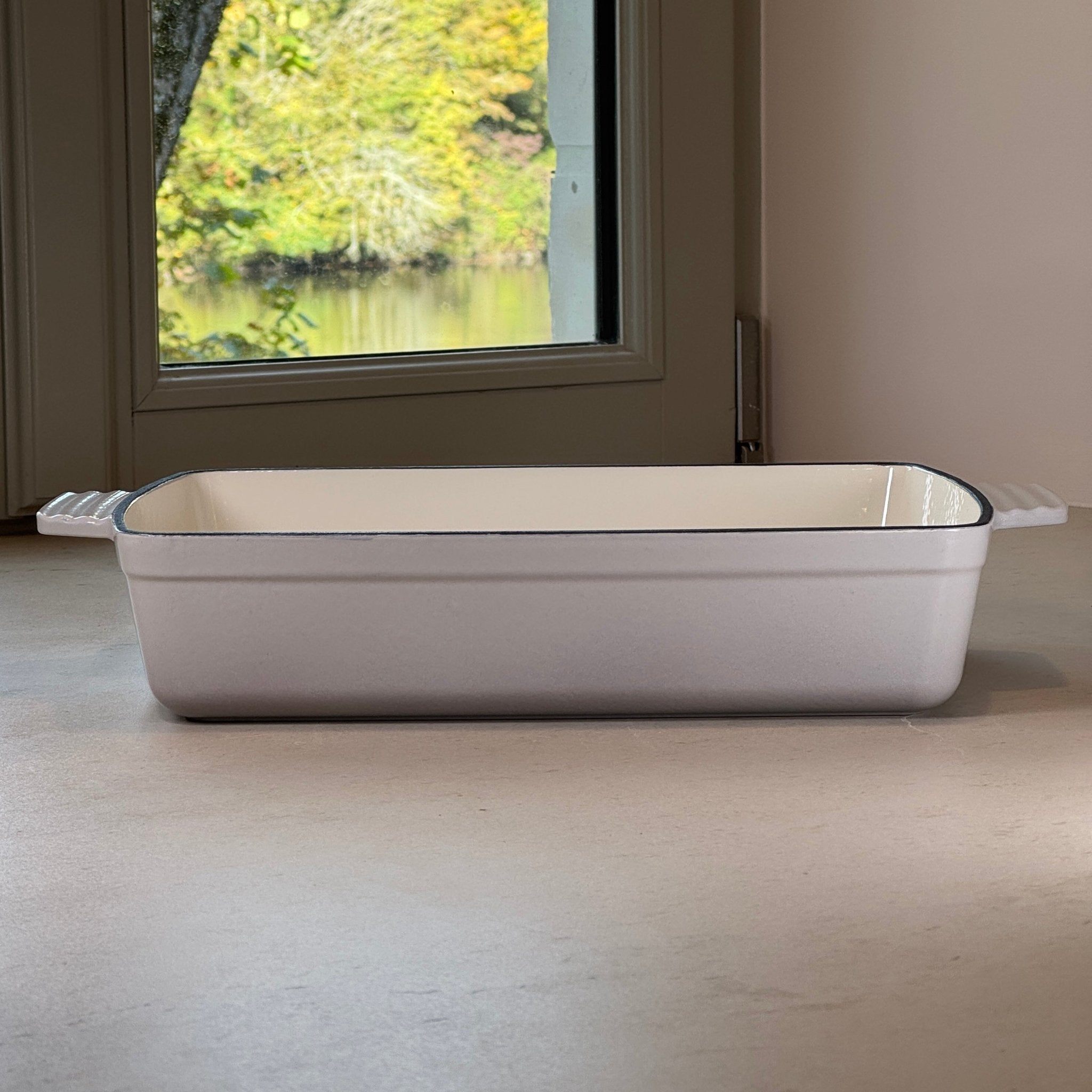 Plat à rôtir en fonte émaillée gris meringue assurant une cuisson homogène au four pour rôtis, volailles et légumes rôtis