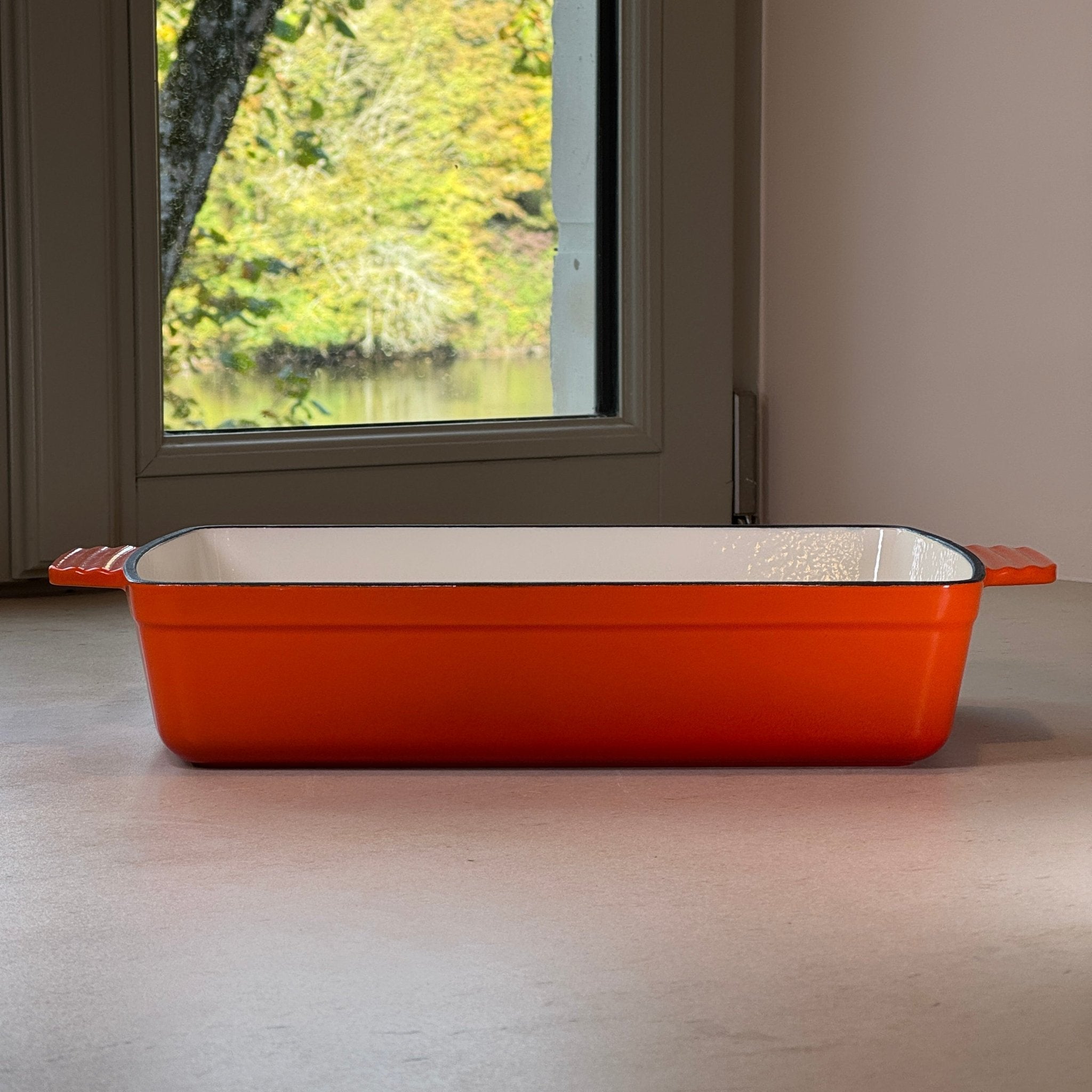 Plat à rôtir en fonte émaillée orange pour cuisine quotidienne, plats généreux et recettes conviviales