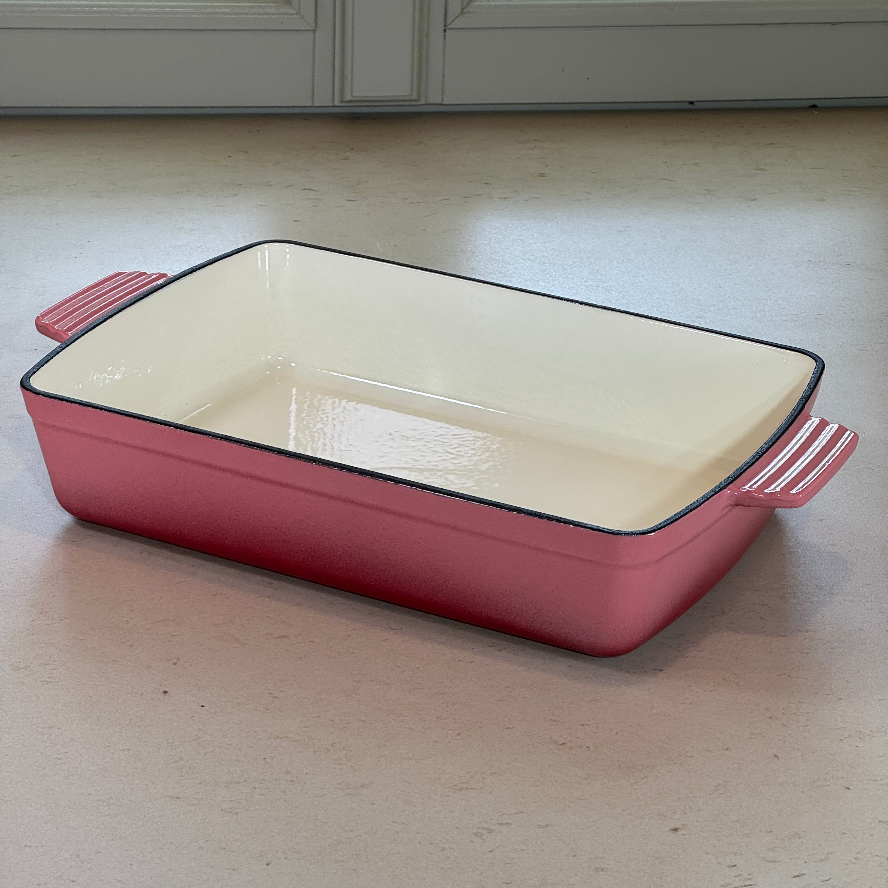 Plat à rôtir en fonte émaillée rose grande capacité idéal pour gratins, lasagnes et plats familiaux au four
