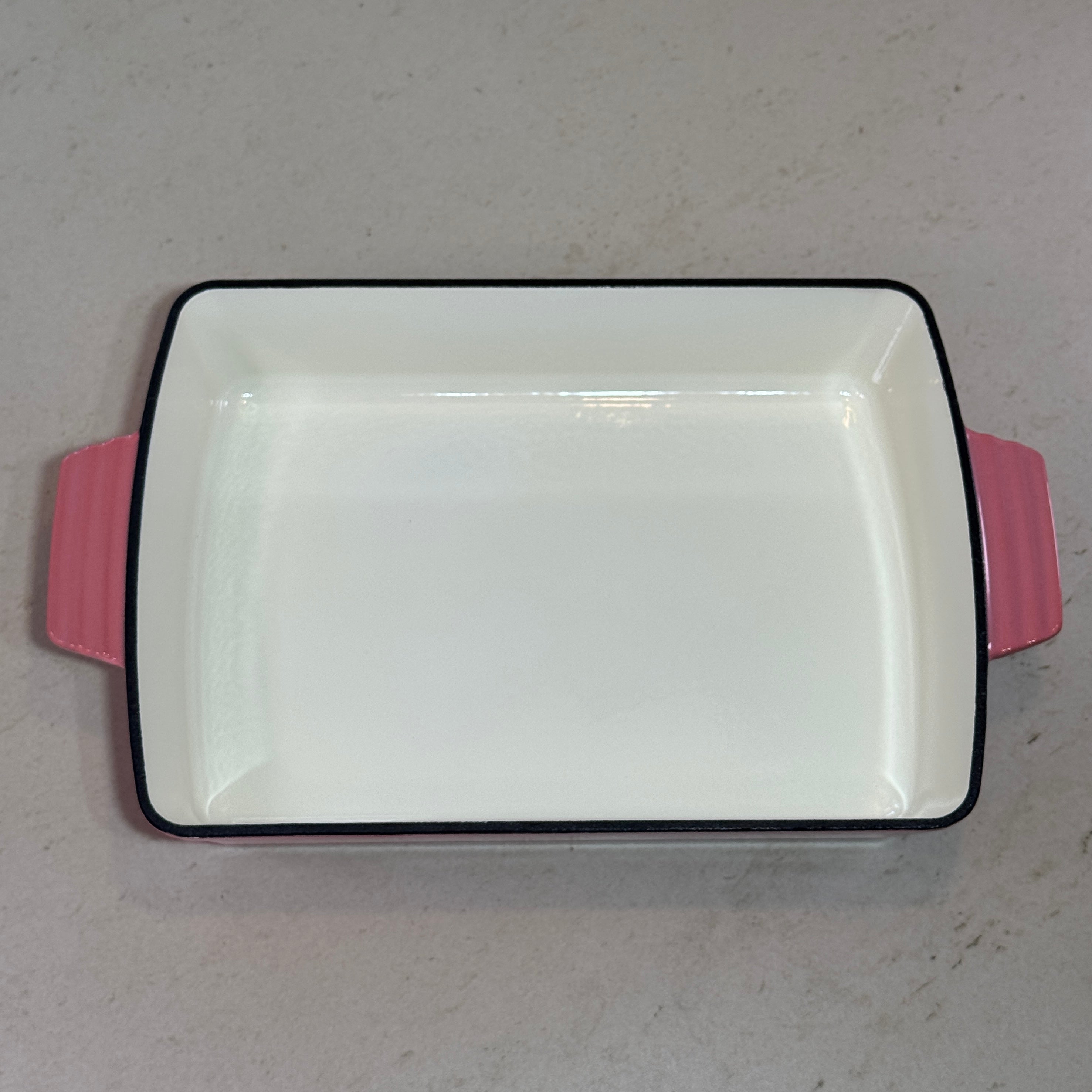 Plat à rôtir en fonte émaillée rose parfait pour hachis parmentier, gratin dauphinois et plats mijotés au four