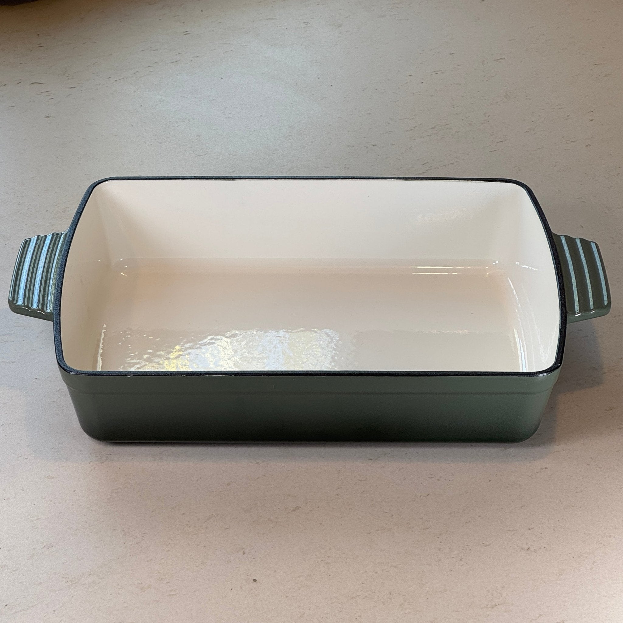 Plat à rôtir en fonte émaillée vert sapin assurant une cuisson homogène au four pour rôtis, volailles et légumes rôtis