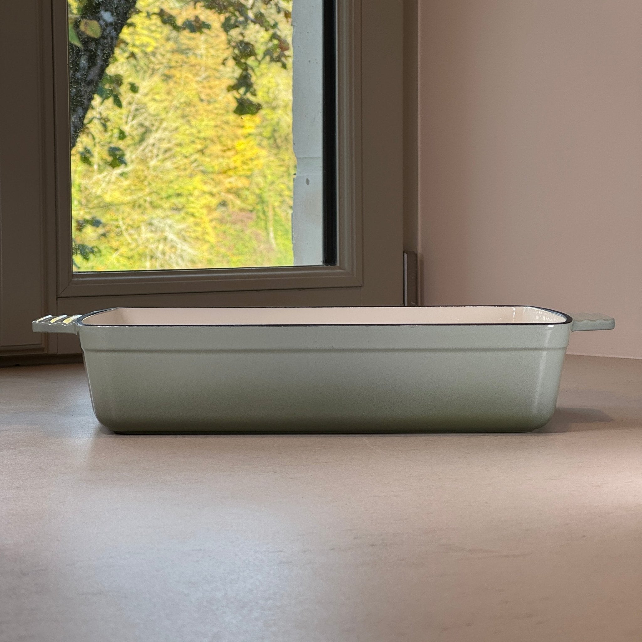 Plat à rôtir en fonte émaillée vert sauge parfait pour hachis parmentier, gratin dauphinois et plats mijotés au four