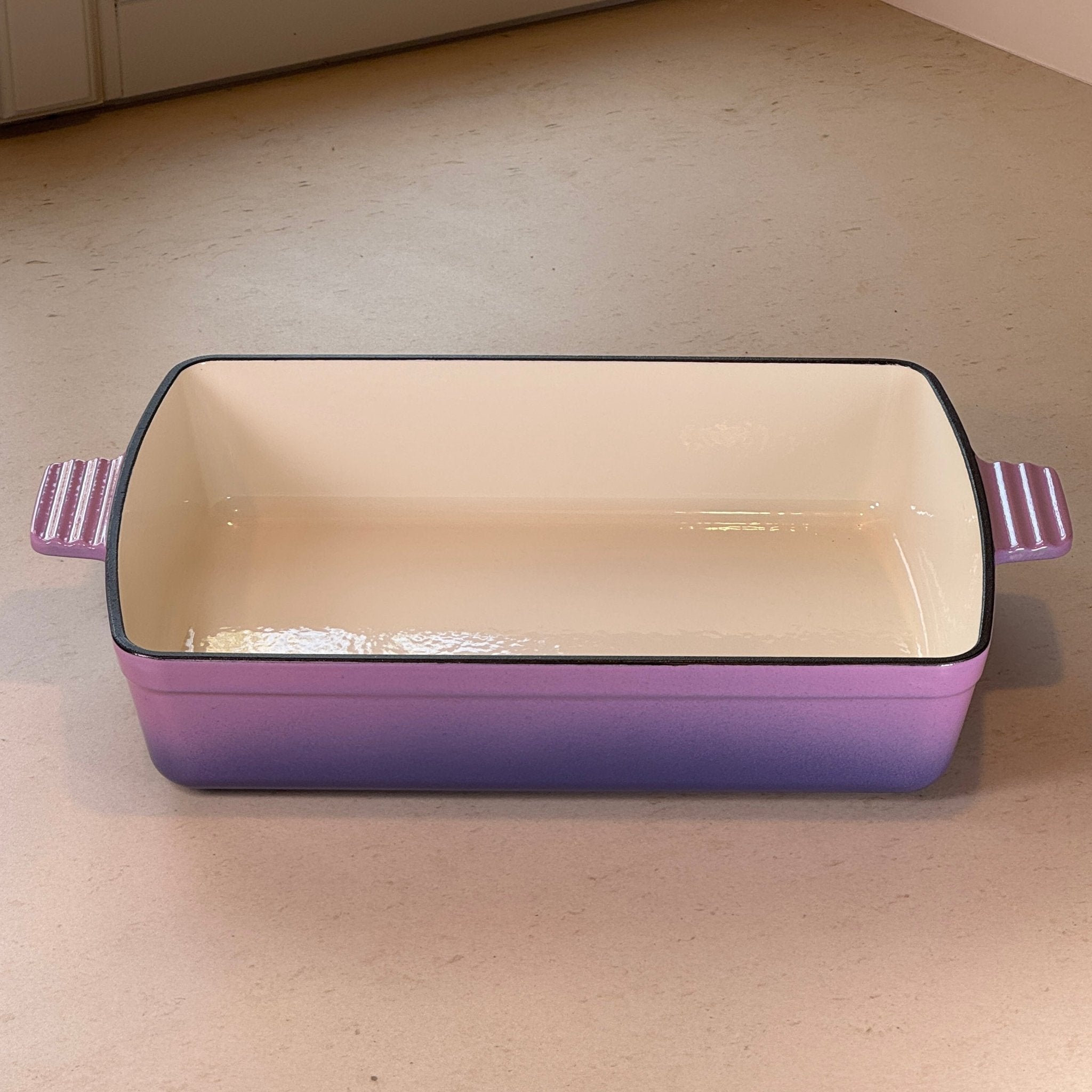 Plat à rôtir en fonte émaillée violet prune pour cuisine quotidienne, plats généreux et recettes conviviales