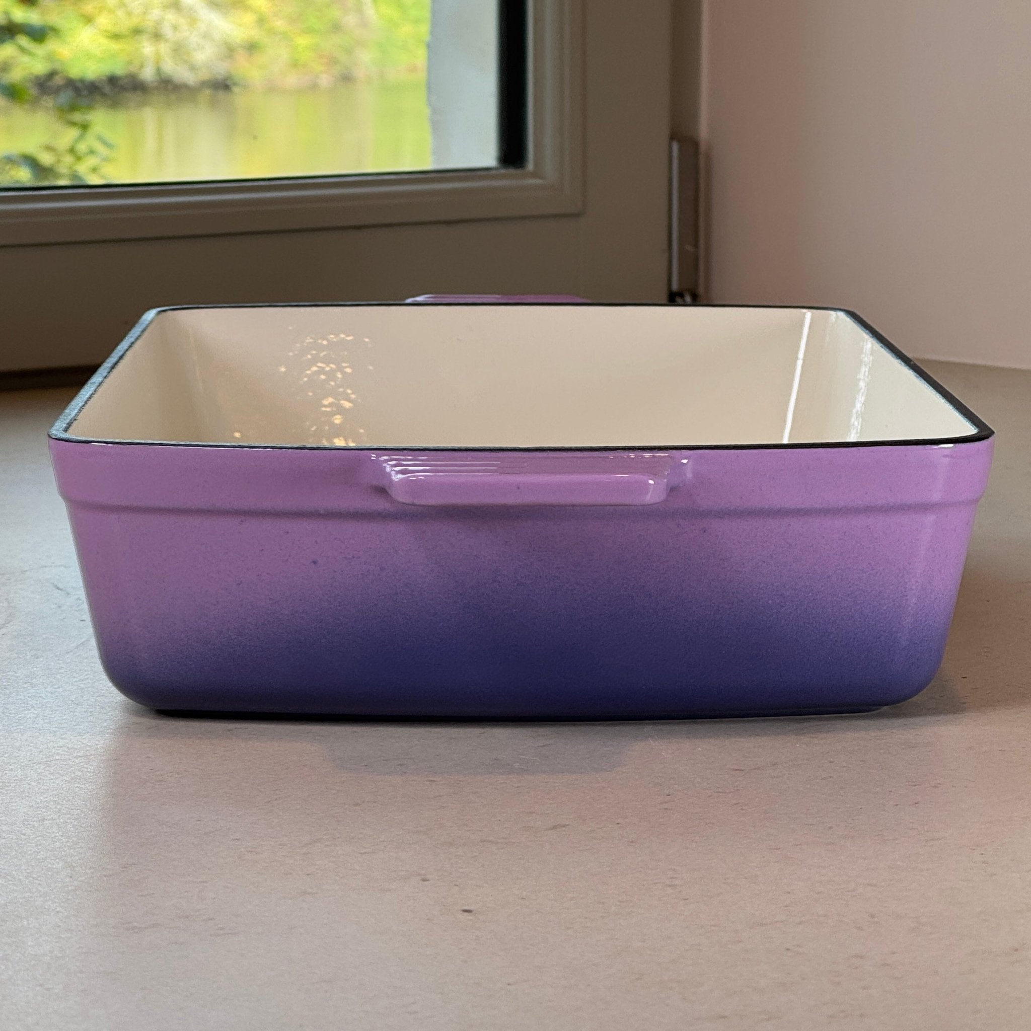 Plat à rôtir en fonte émaillée violet prune assurant une cuisson homogène au four pour rôtis, volailles et légumes rôtis