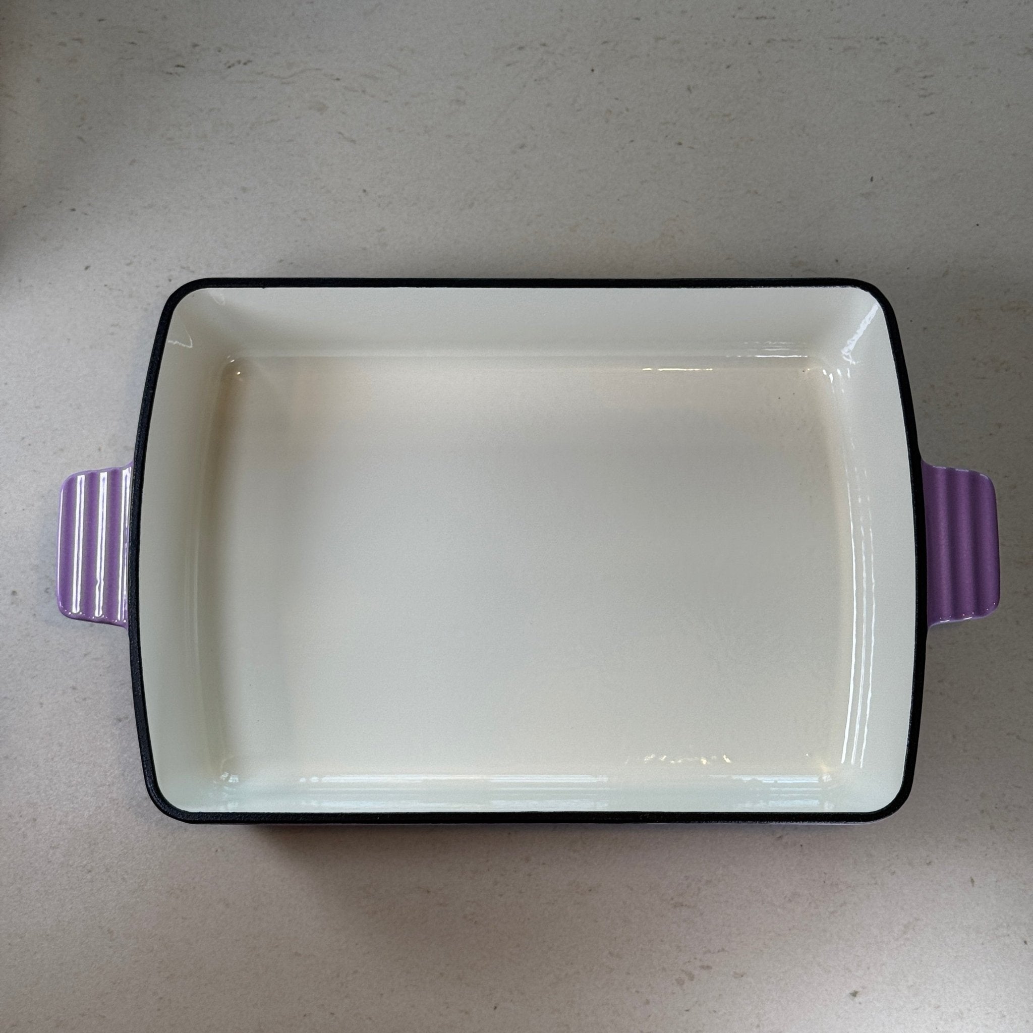 Plat à rôtir en fonte émaillée violet prune grande capacité idéal pour gratins, lasagnes et plats familiaux au four