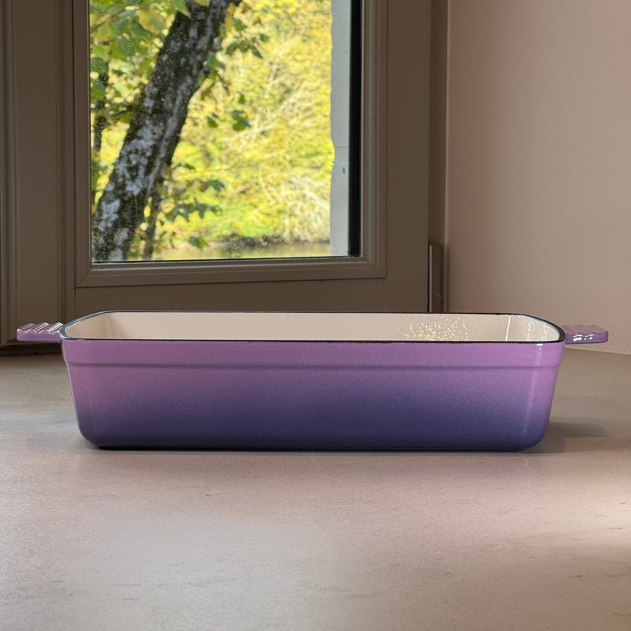 Plat à rôtir en fonte émaillée violet prune idéal pour rôti de porc, poulet rôti, légumes confits et cuisson longue au four