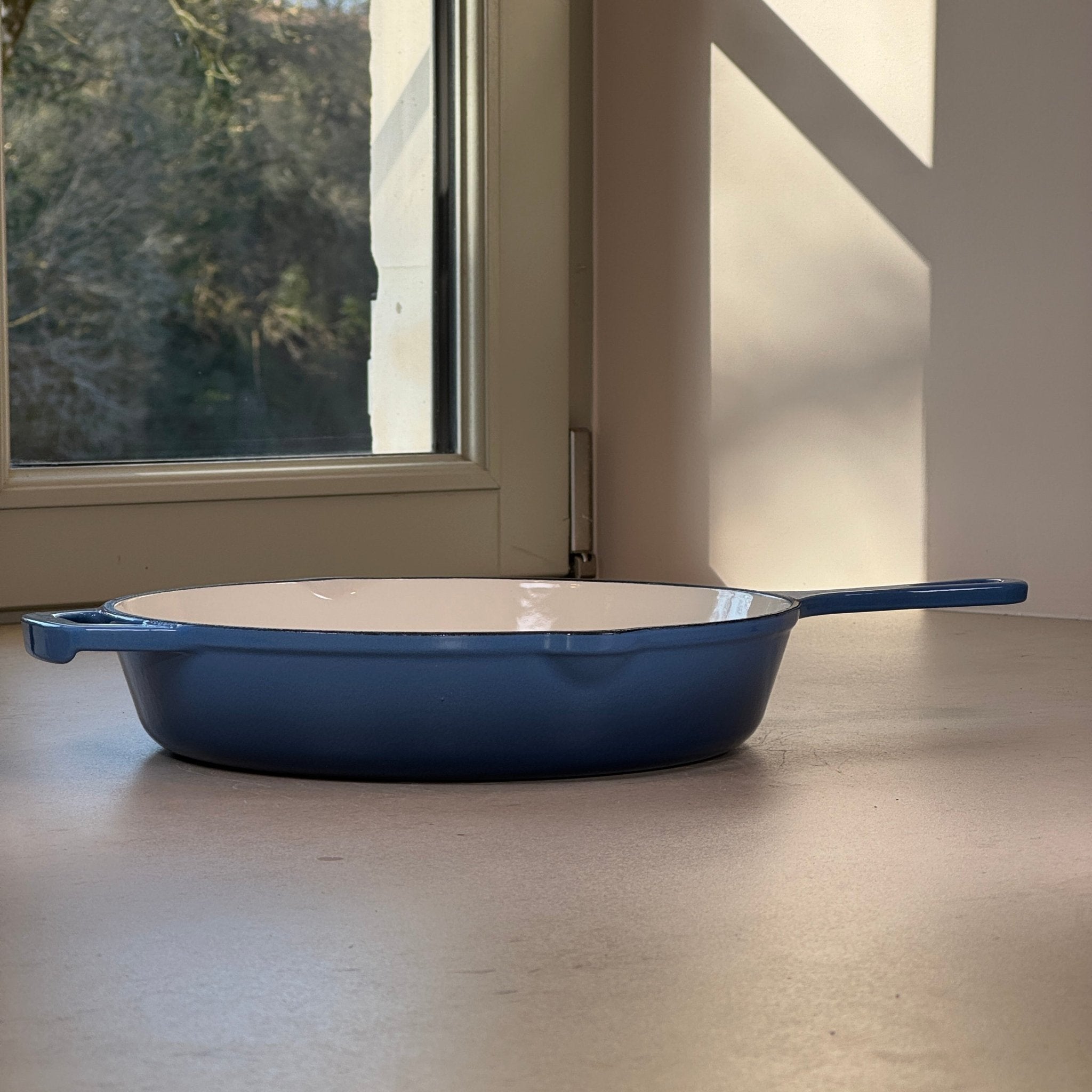 Poêle en fonte émaillée Bleu Perle avec une anse longue pour une manipulation confortable