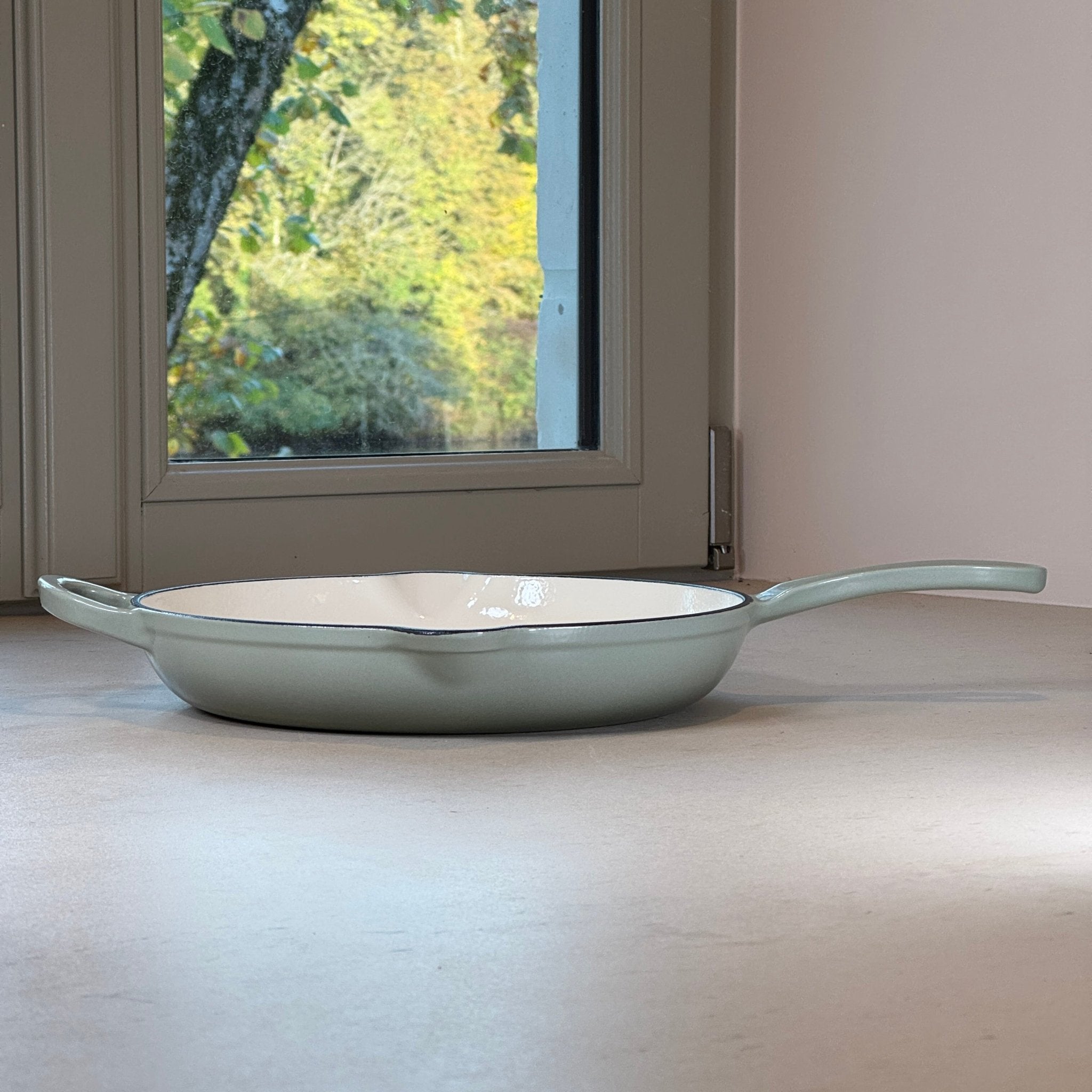 Poêle en fonte émaillée Vert Sauge avec une anse longue pour une manipulation confortable