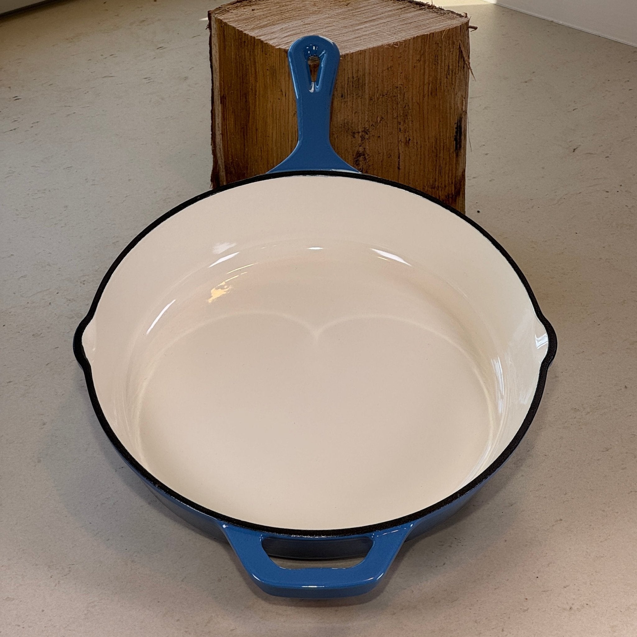 Poêle en fonte émaillée Bleu Perle avec becs verseurs idéale pour sauces et jus de cuisson