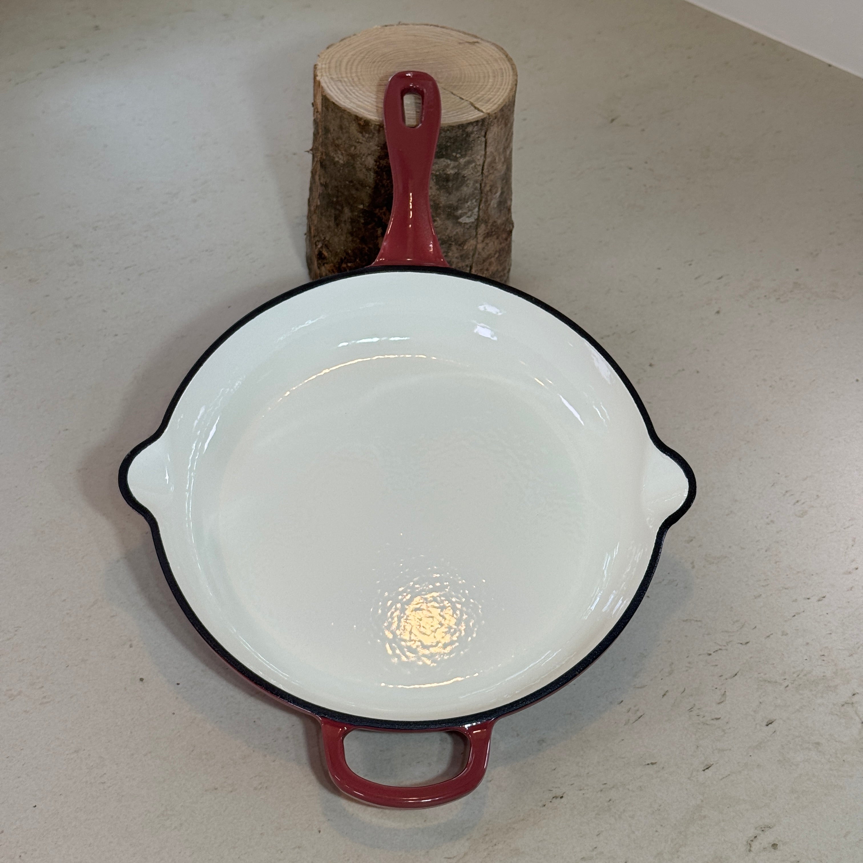 Poêle en fonte émaillée Figue avec becs verseurs idéale pour sauces et jus de cuisson