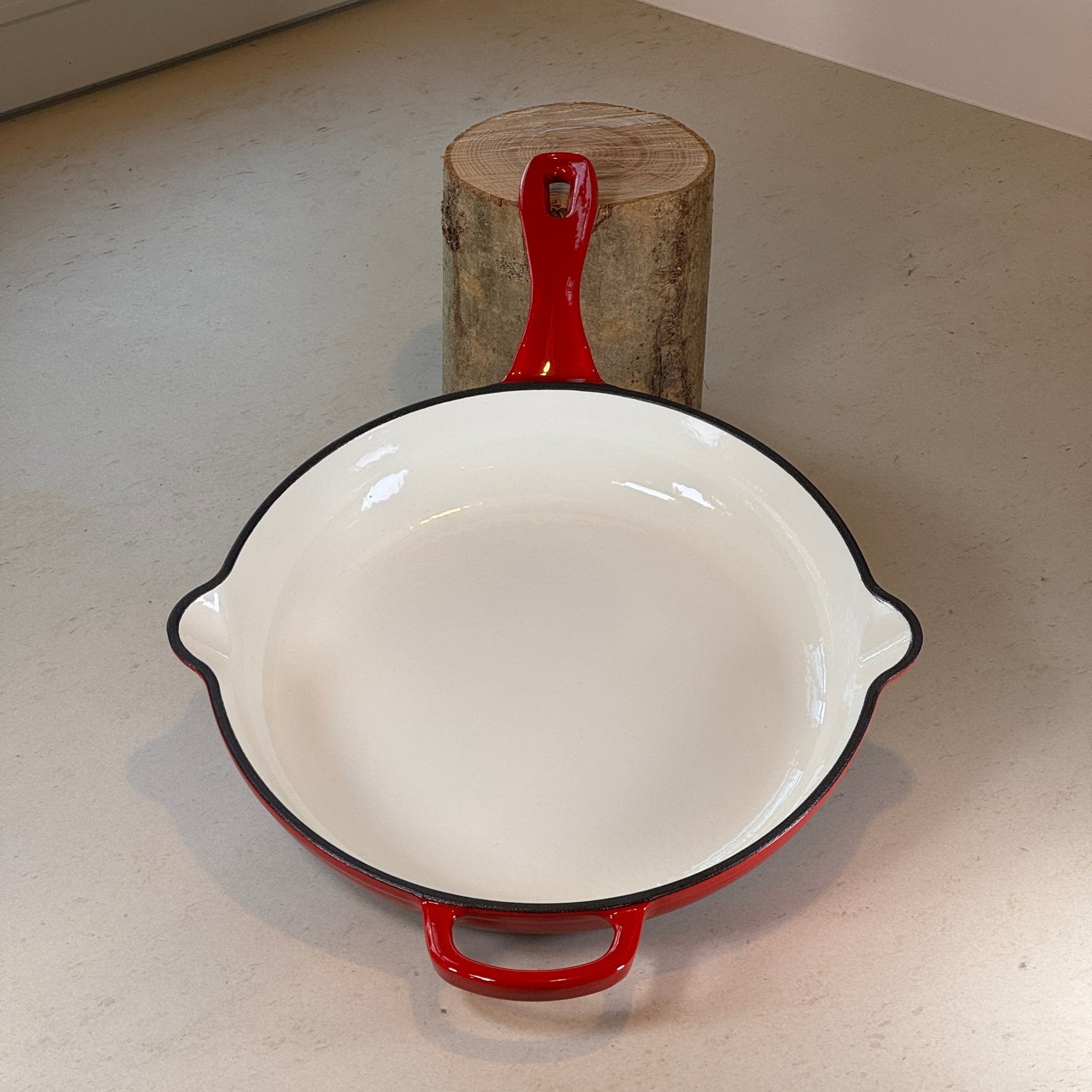 Poêle en fonte émaillée Rouge Cerise avec becs verseurs idéale pour sauces et jus de cuisson