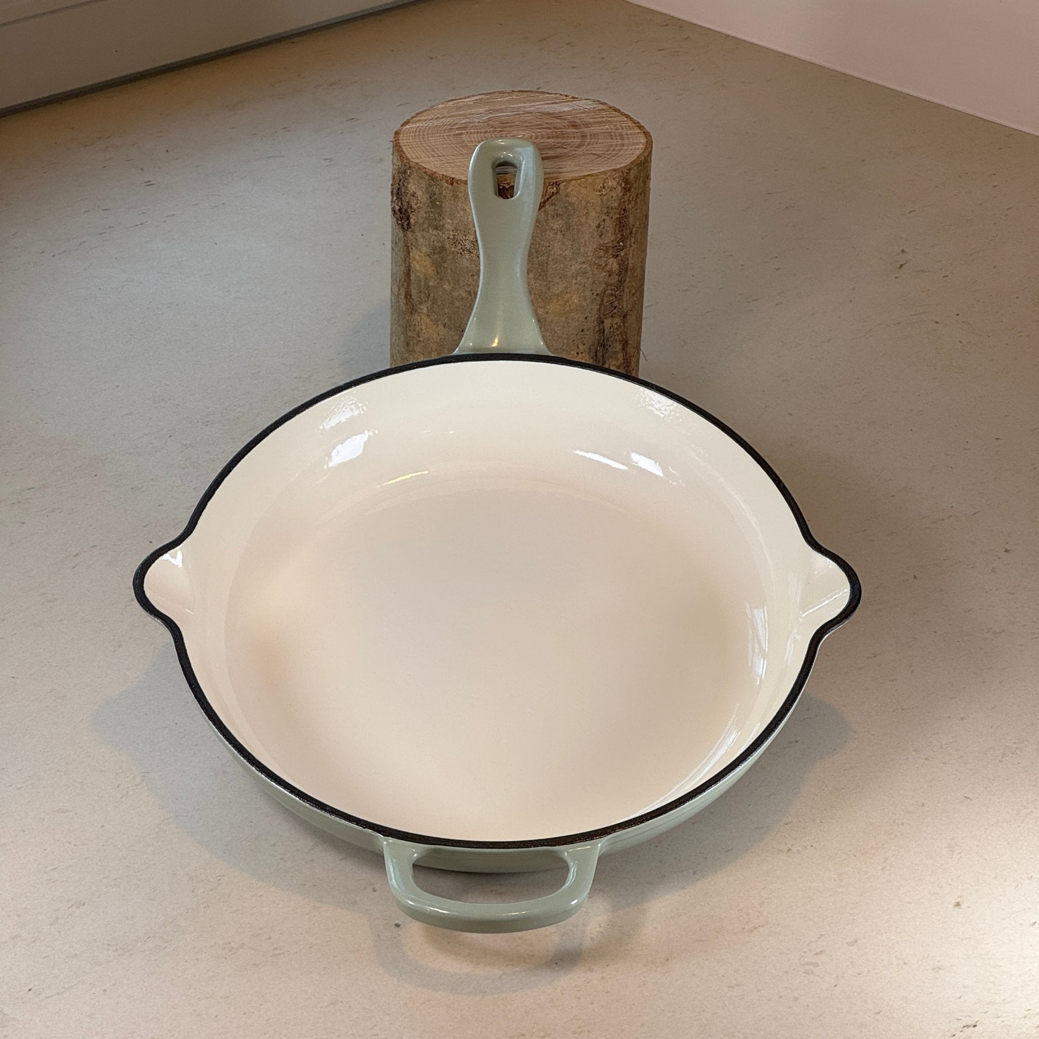 Poêle en fonte émaillée Vert Sauge avec becs verseurs idéale pour sauces et jus de cuisson