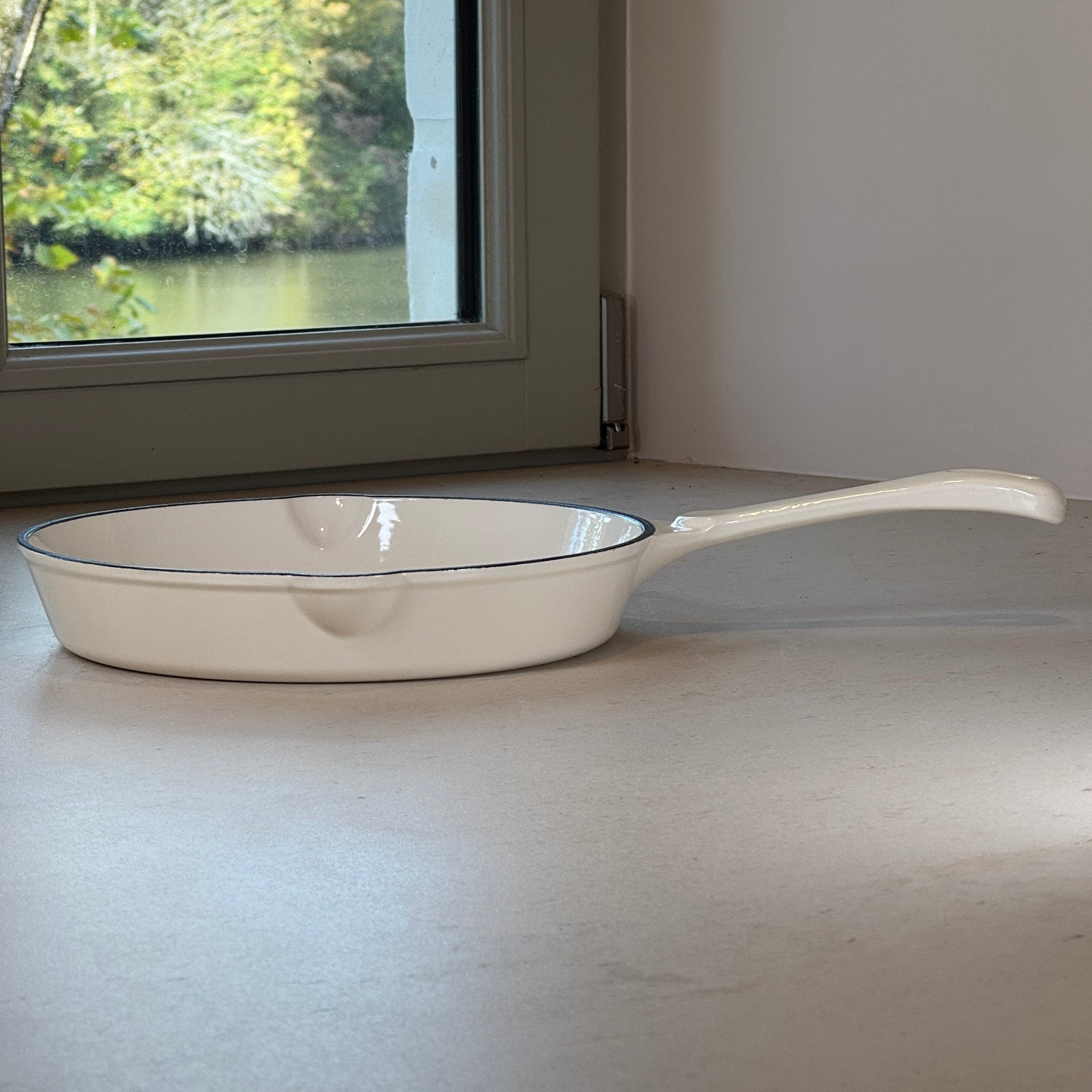 Poêle ronde en fonte émaillée Blanc Vanille avec longue poignée ergonomique pour maniabilité optimale