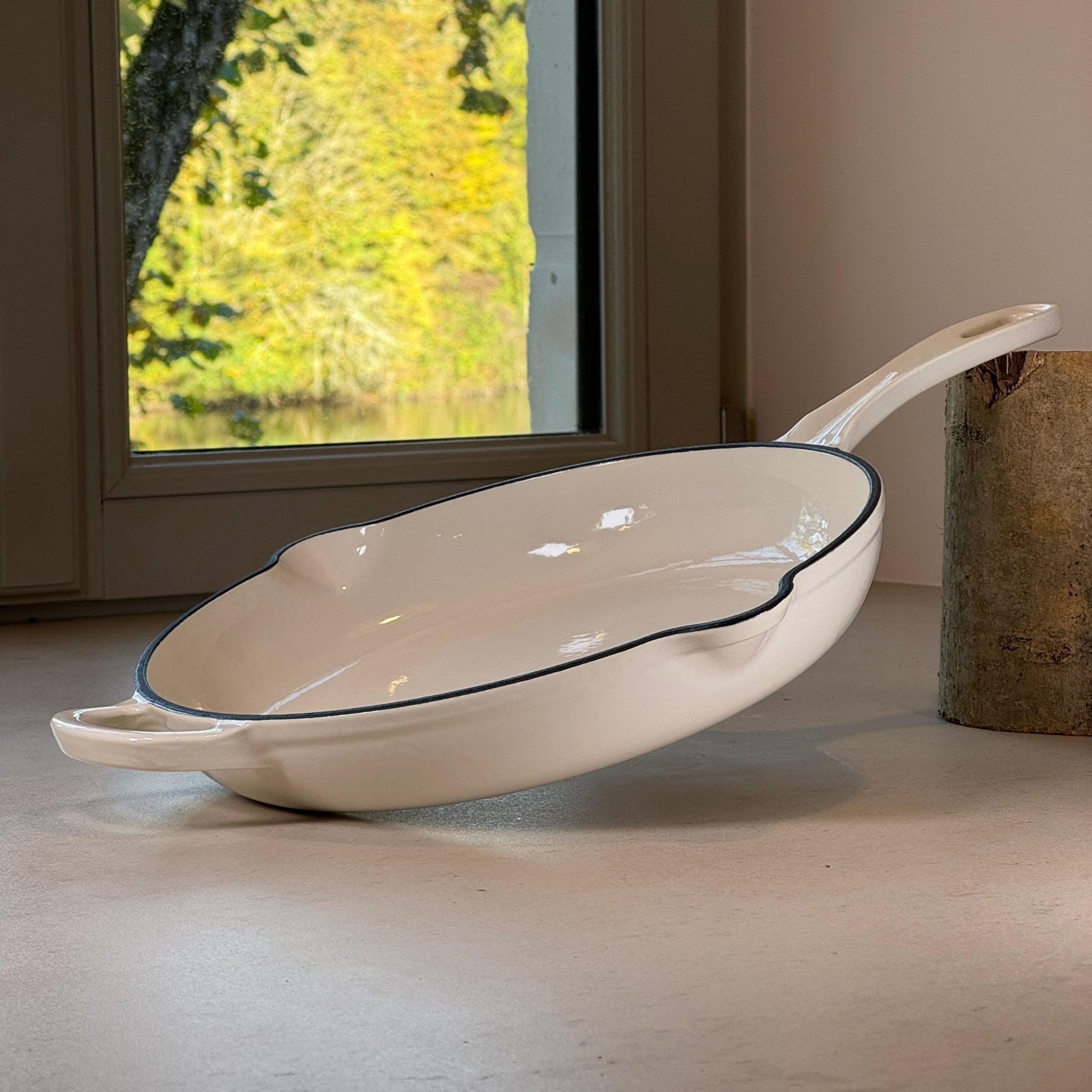 Poêle en fonte émaillée Blanc Vanille idéale pour cuisine d’été, légumes grillés et poissons