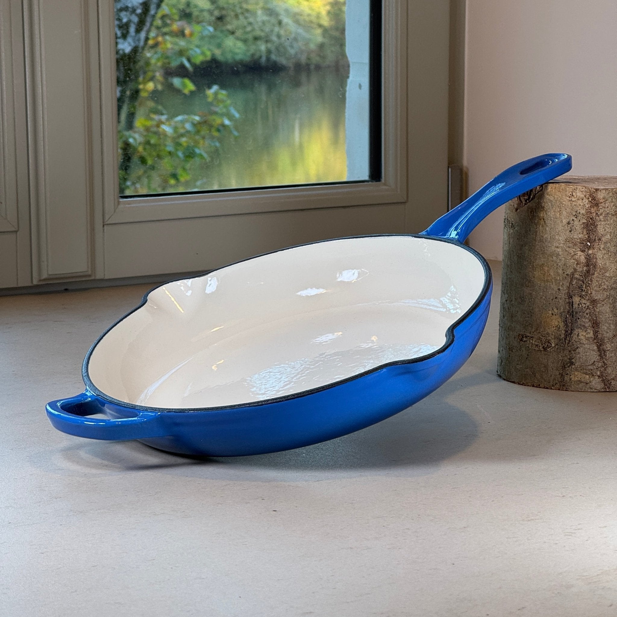 Poêle en fonte émaillée Bleu Myrtille idéale pour cuisine d’été, légumes grillés et poissons