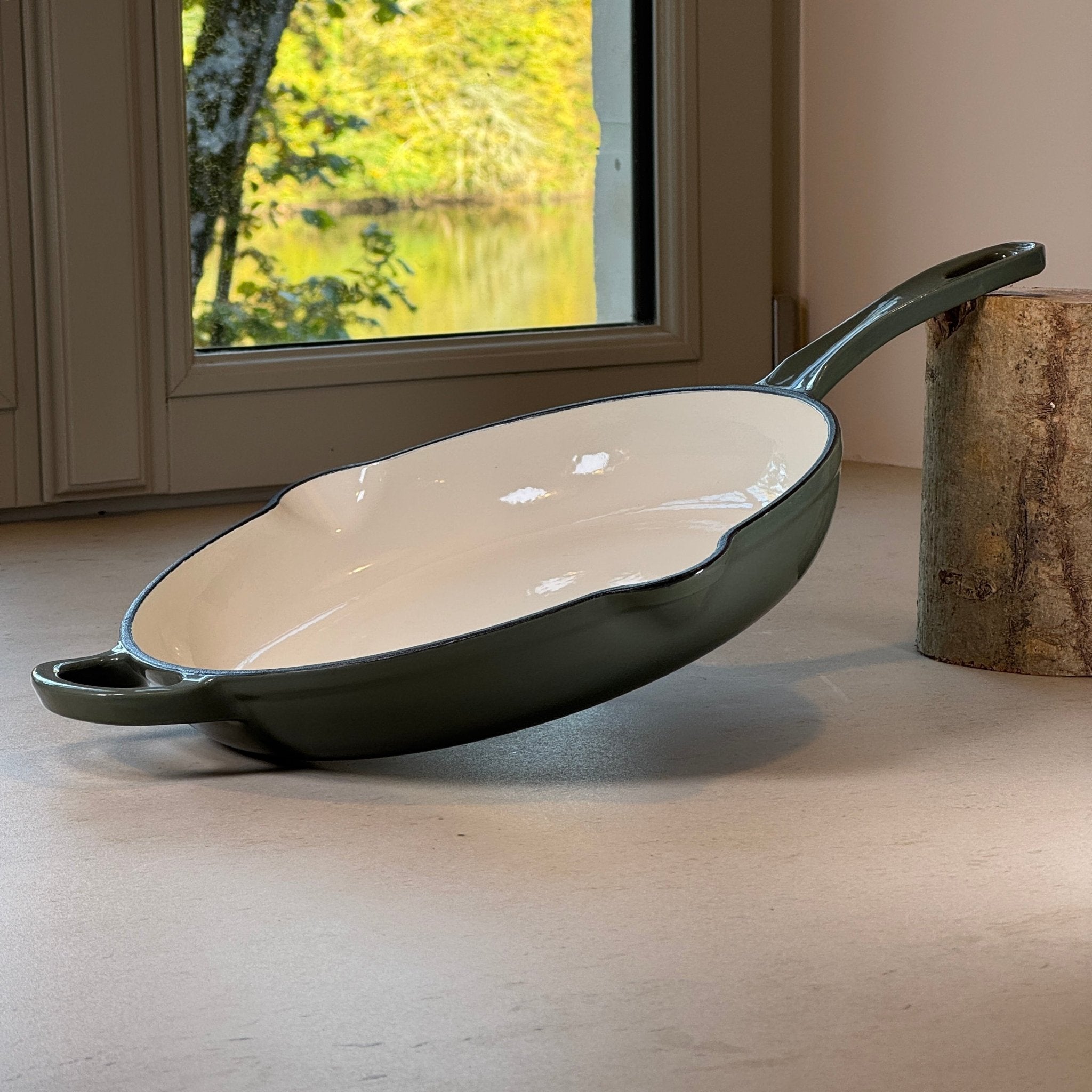 Poêle en fonte émaillée Vert Sapin idéale pour cuisine d’été, légumes grillés et poissons