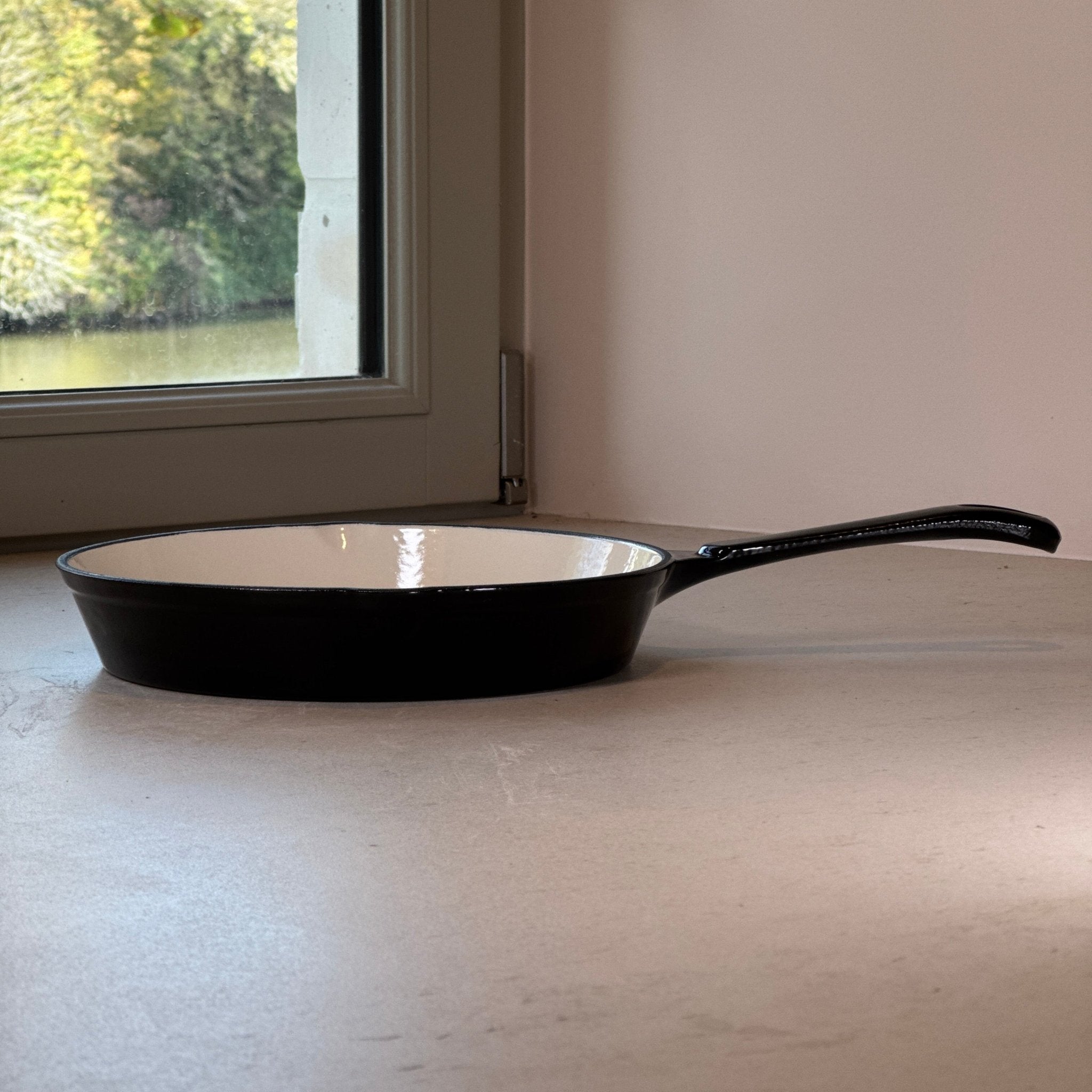 Poêle ronde en fonte émaillée Noir Brillant avec longue poignée ergonomique pour maniabilité optimale