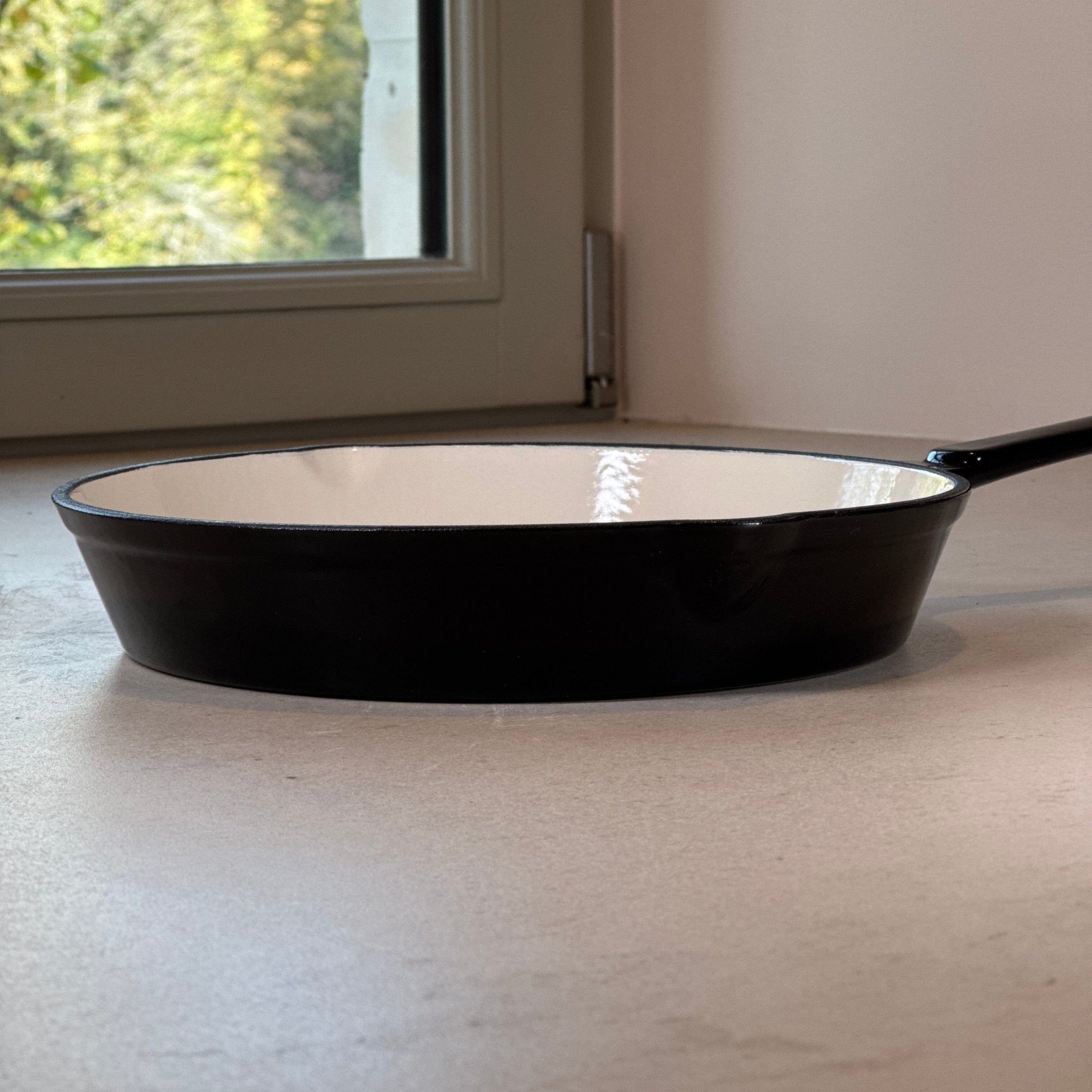 Poêle en fonte émaillée Blanc Vanille à profil bas idéale pour cuisson douce et homogène