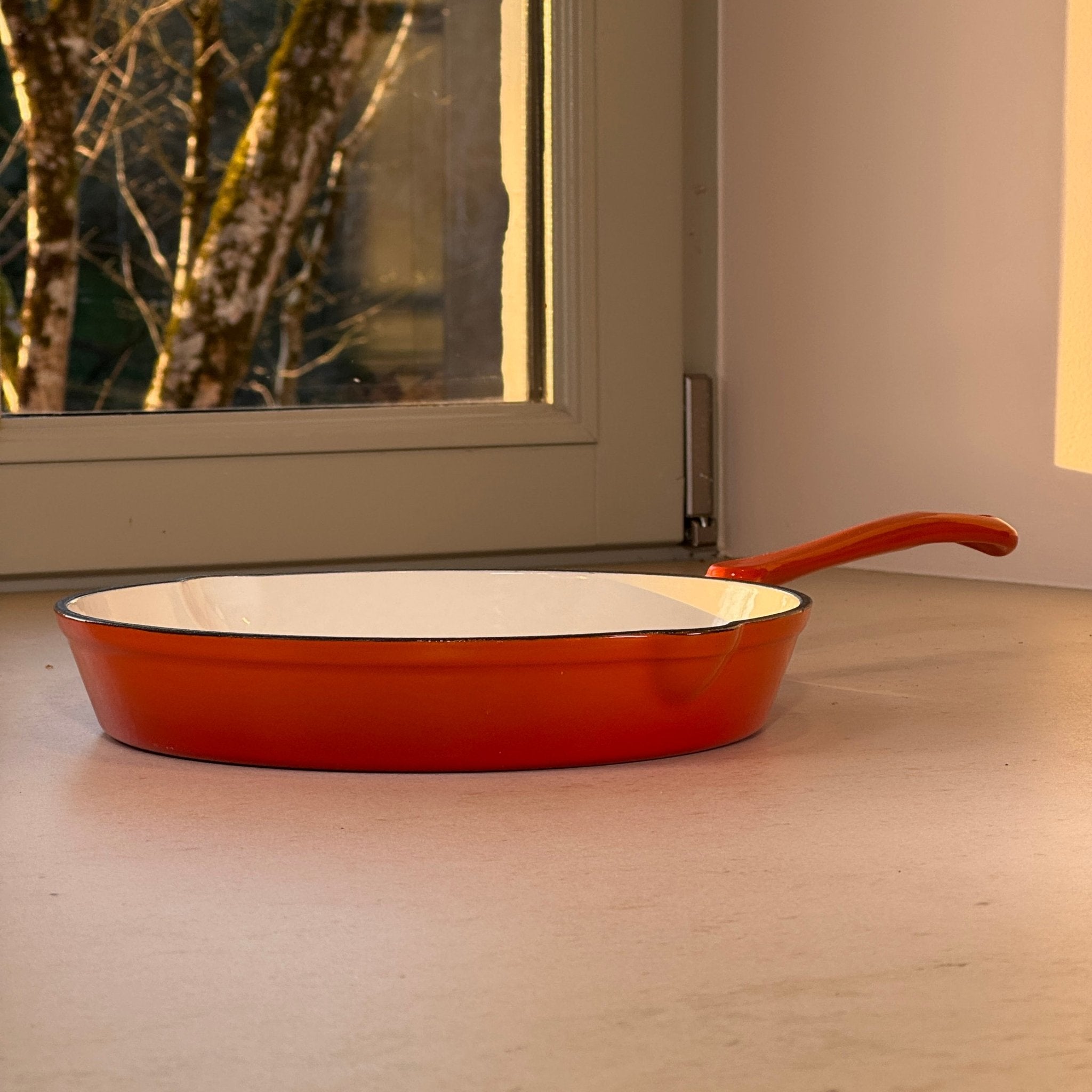 Poêle basse en fonte émaillée orange adaptée à la cuisson au four