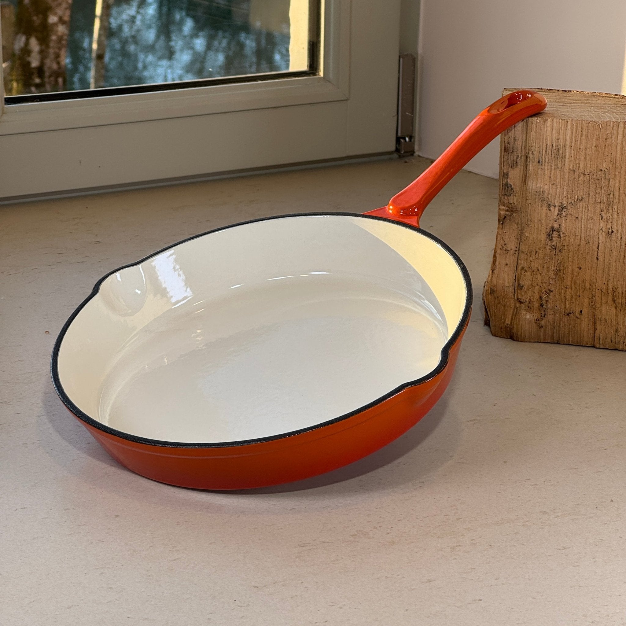 Poêle en fonte émaillée orange avec longue poignée pour cuisson sur plaque ou induction