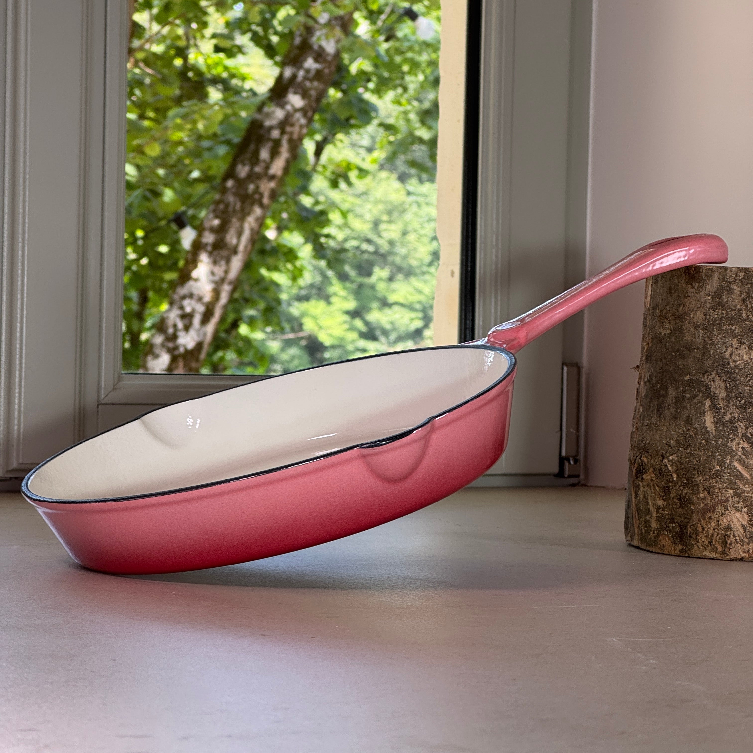 Poêle basse en fonte émaillée rose adaptée à la cuisson au four