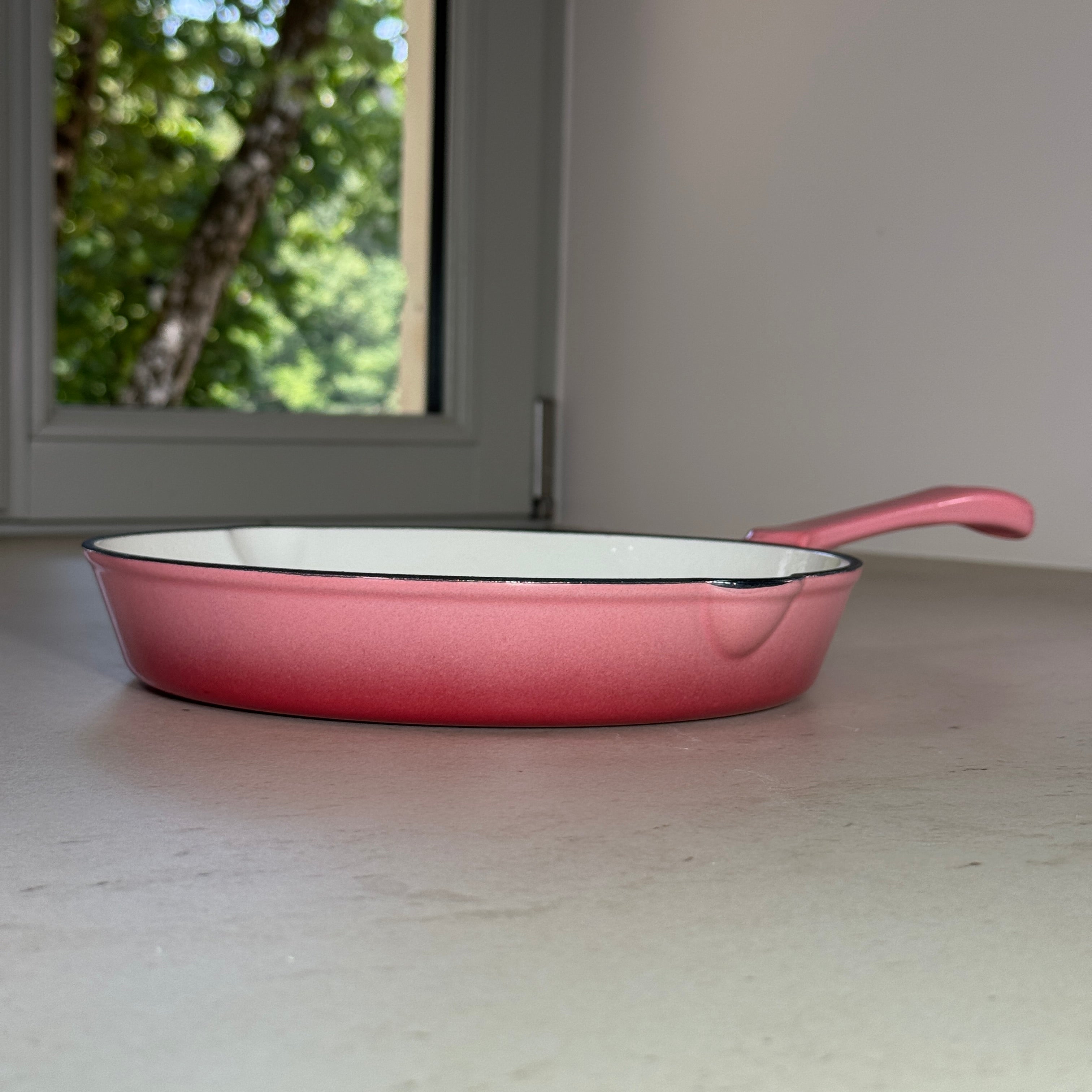 Poêle en fonte émaillée rose avec longue poignée pour cuisson sur plaque ou induction