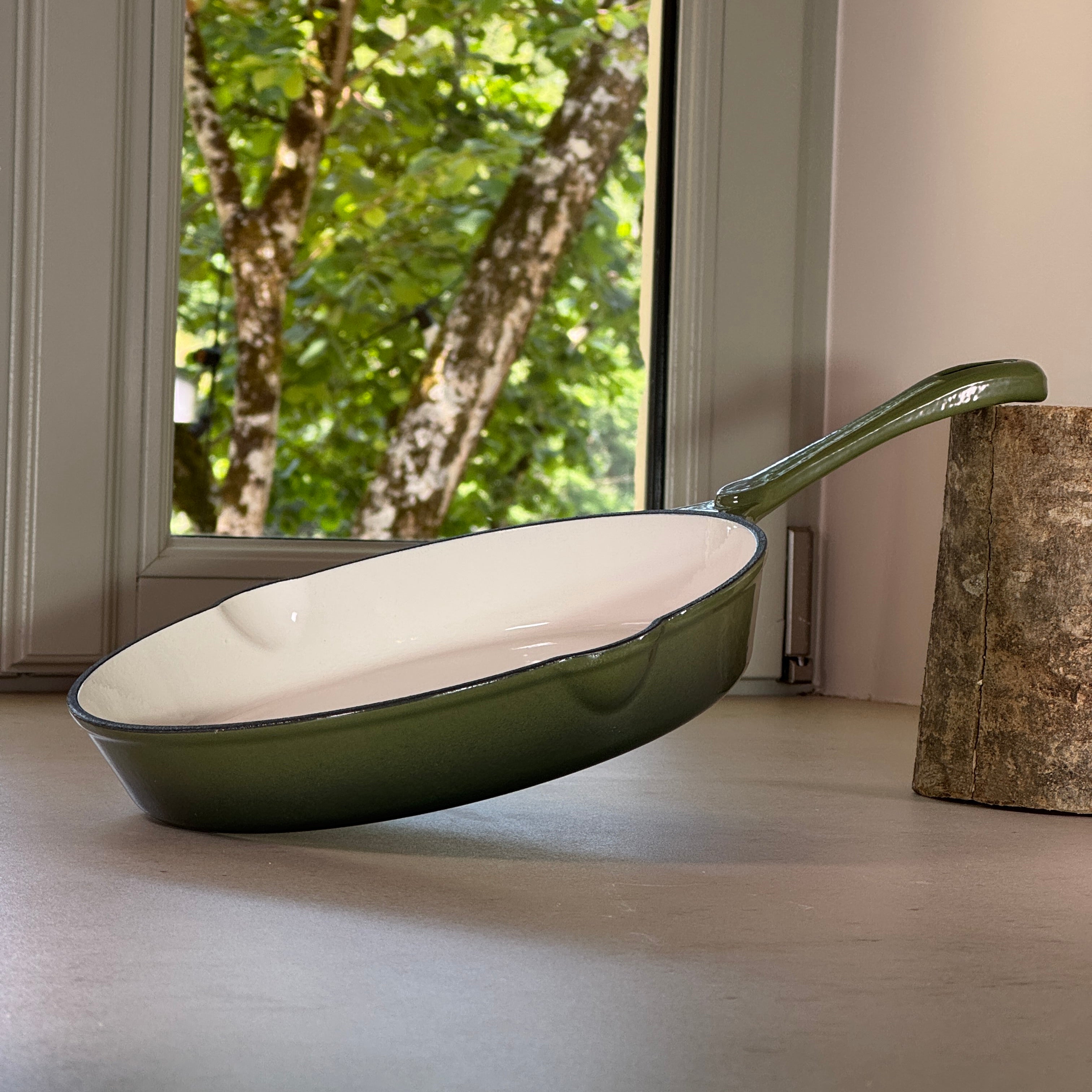 Poêle basse en fonte émaillée vert sapin adaptée à la cuisson au four