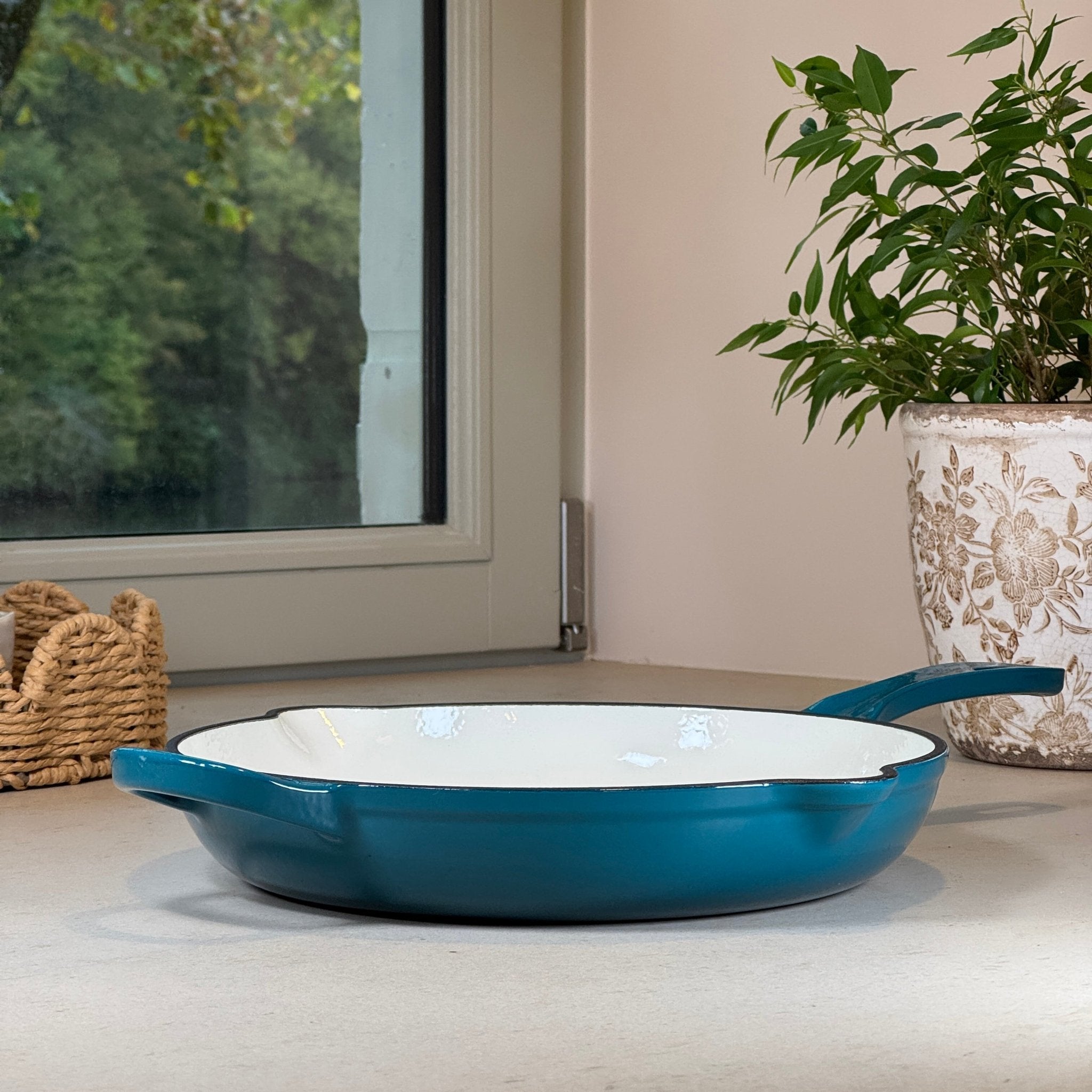 Poêle ronde en fonte émaillée Bleu Cyan avec anse pour cuisson saisie et homogène